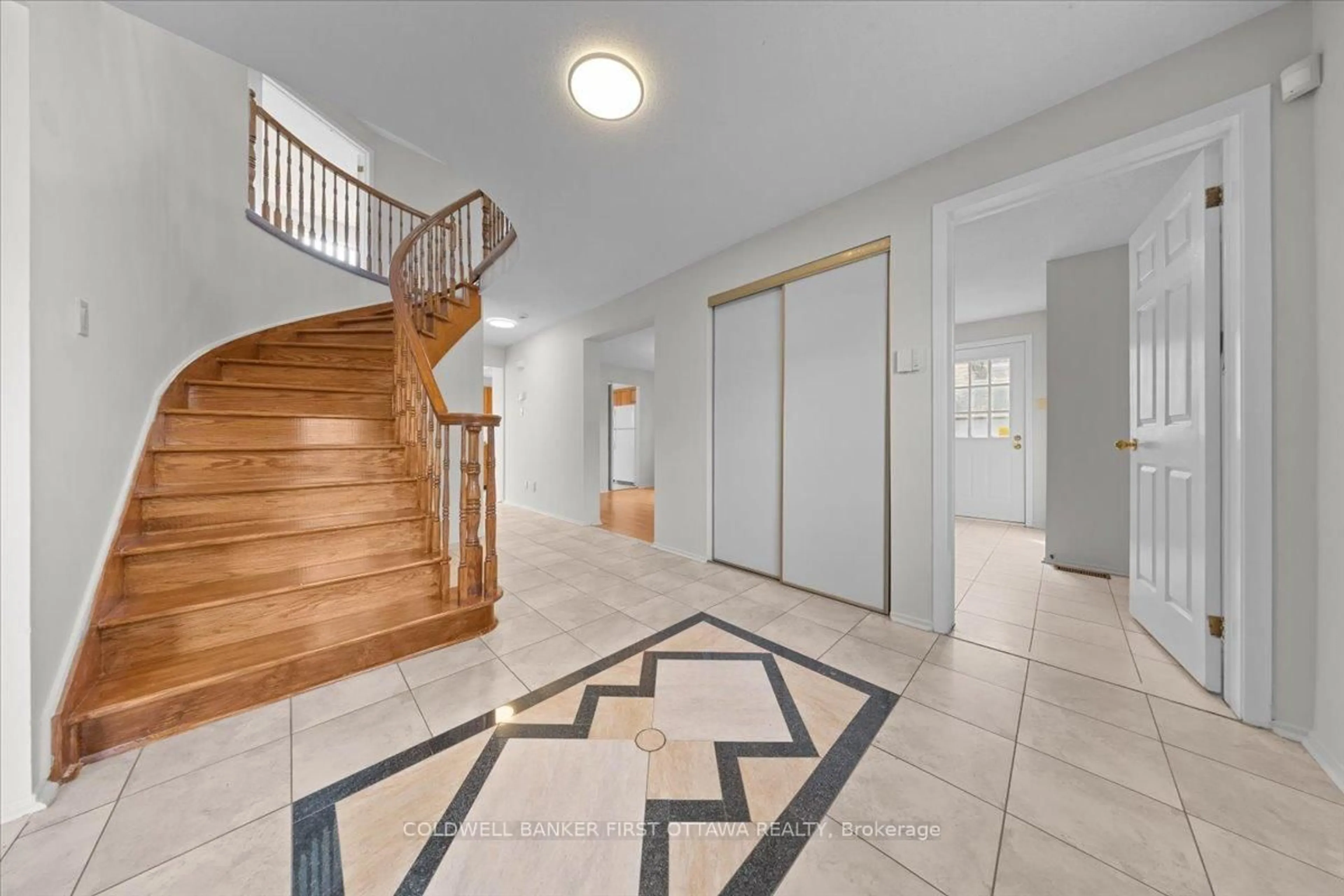 Indoor foyer for 1841 Thistleleaf Cres, Ottawa Ontario K1C 5W8