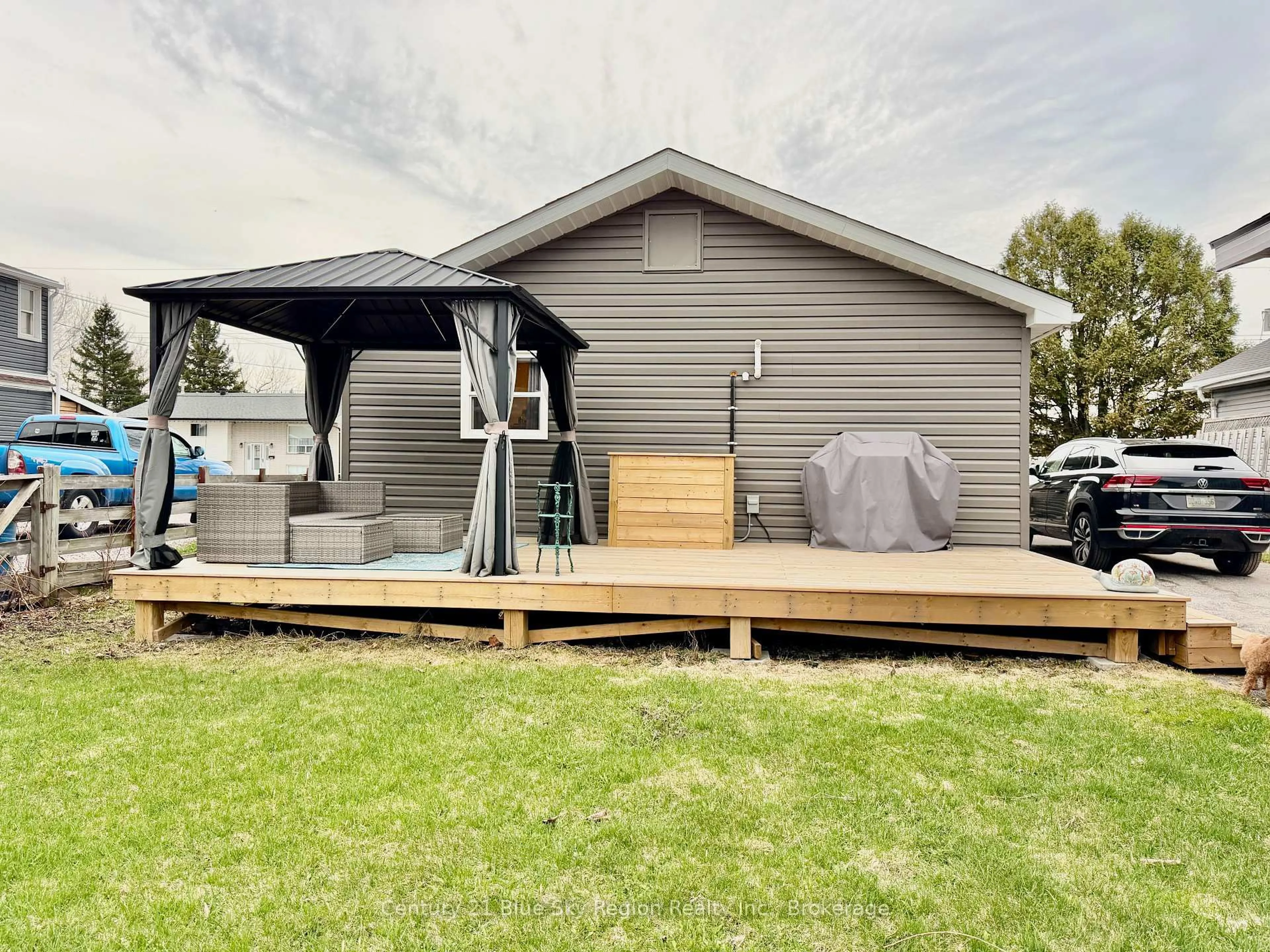 Unknown for 220 Gould Ave, North Bay Ontario P1B 7C7