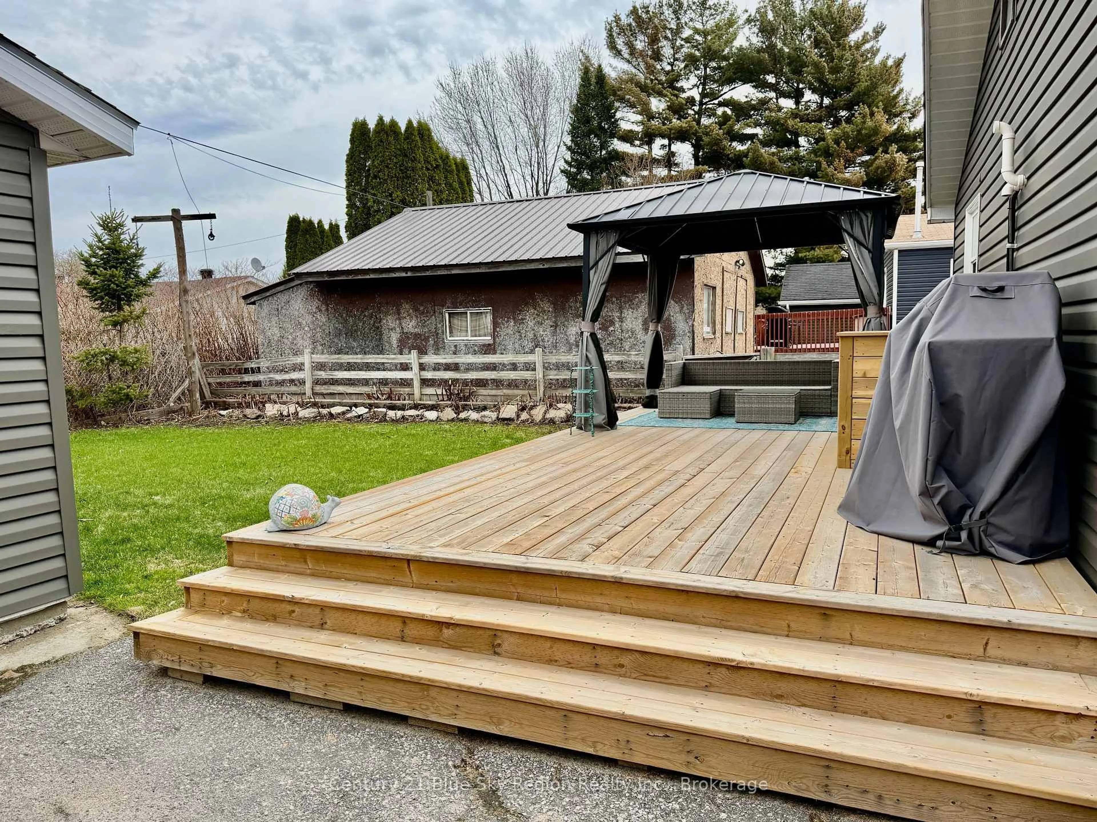 Patio, street for 220 Gould Ave, North Bay Ontario P1B 7C7