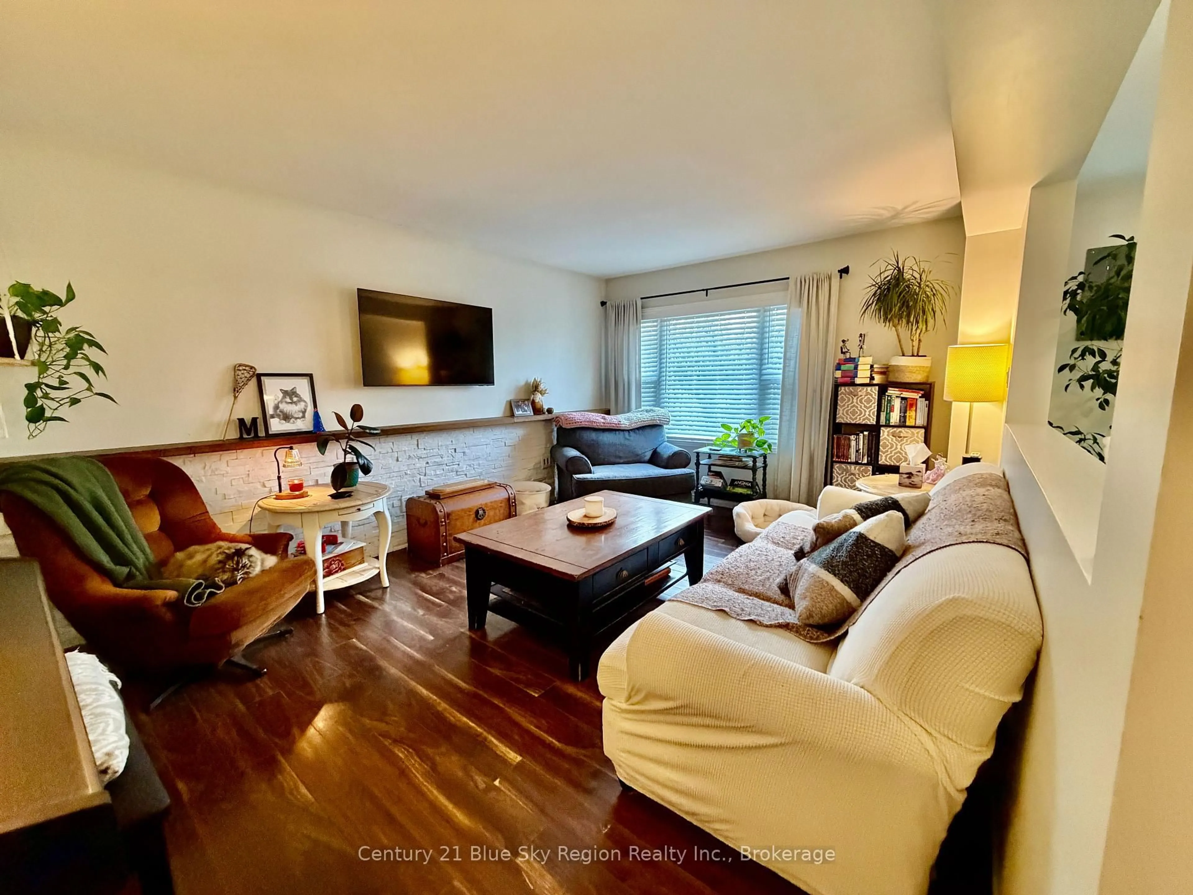 Living room with furniture, wood/laminate floor for 220 Gould Ave, North Bay Ontario P1B 7C7