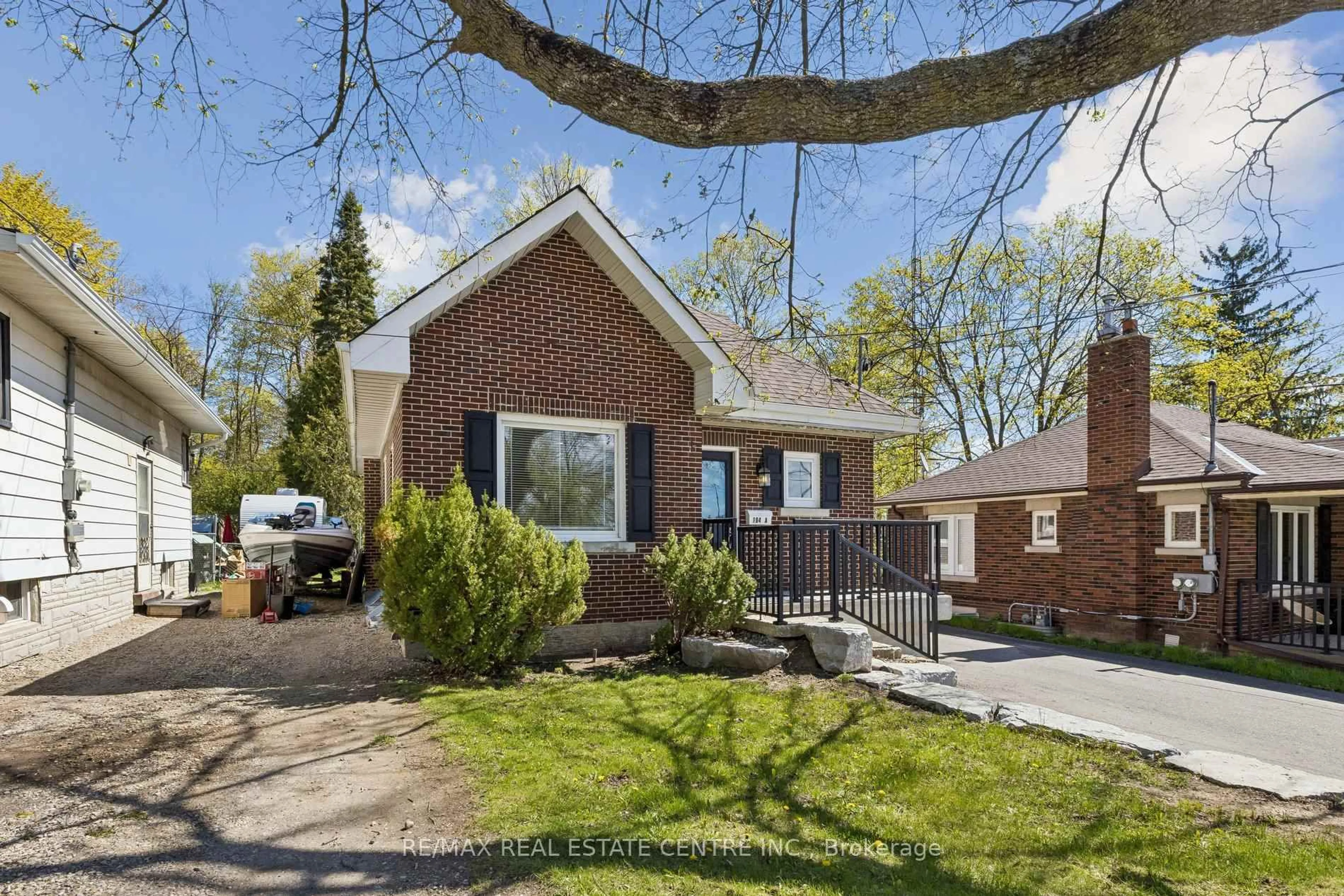 Home with brick exterior material, street for 194 Silvercreek Pkwy, Guelph Ontario N1H 3S7