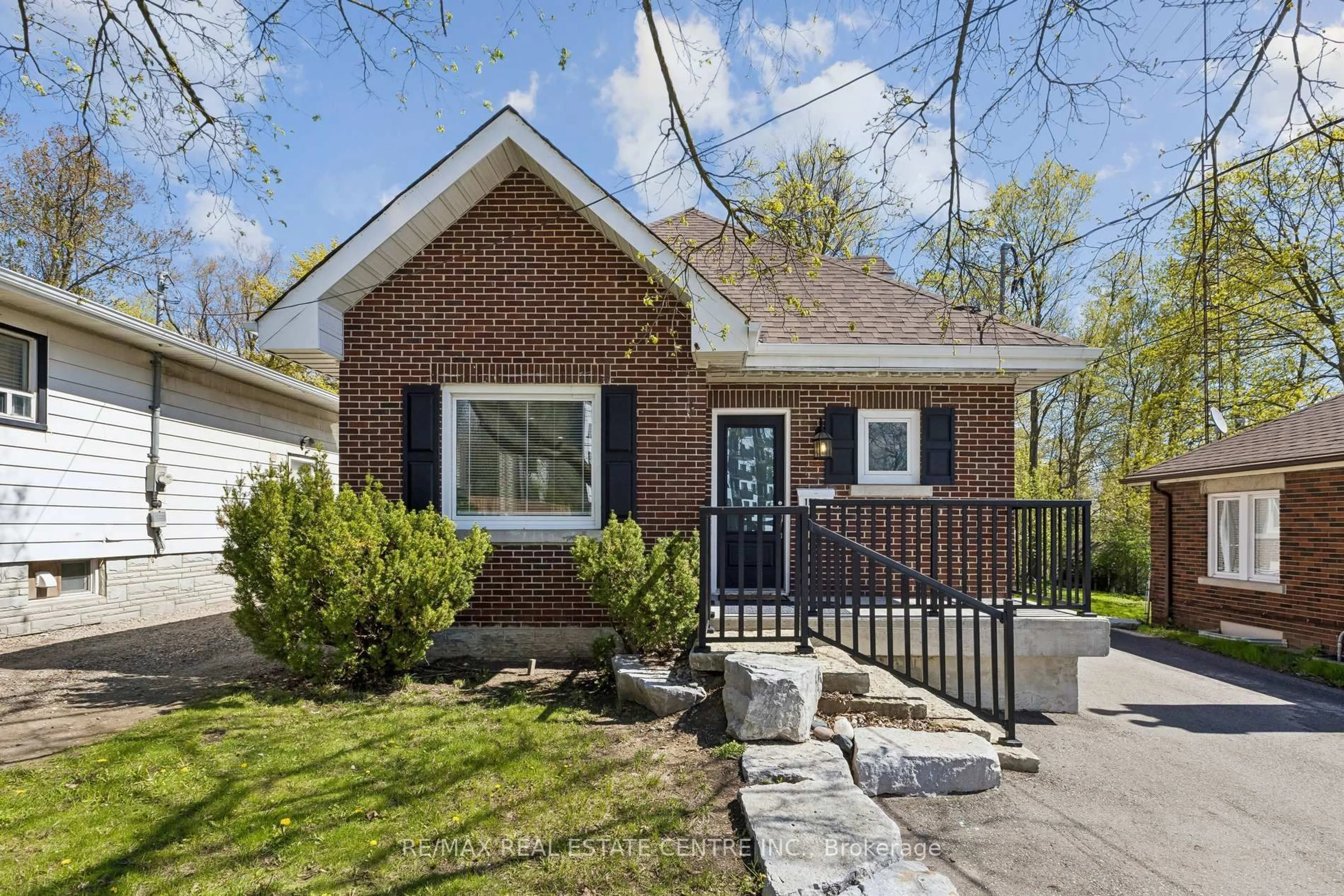 Home with brick exterior material, street for 194 Silvercreek Pkwy, Guelph Ontario N1H 3S7