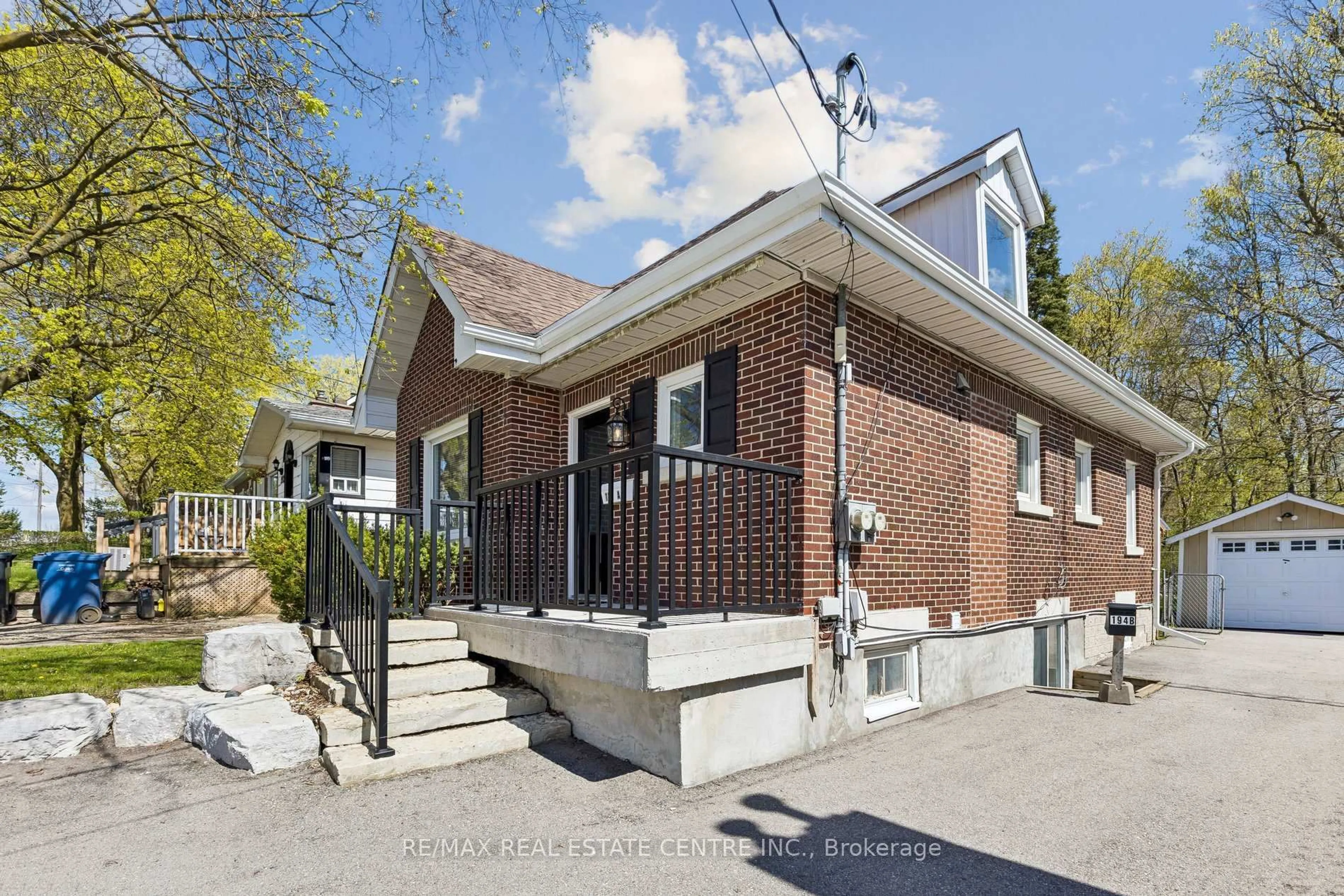 Home with brick exterior material, street for 194 Silvercreek Pkwy, Guelph Ontario N1H 3S7