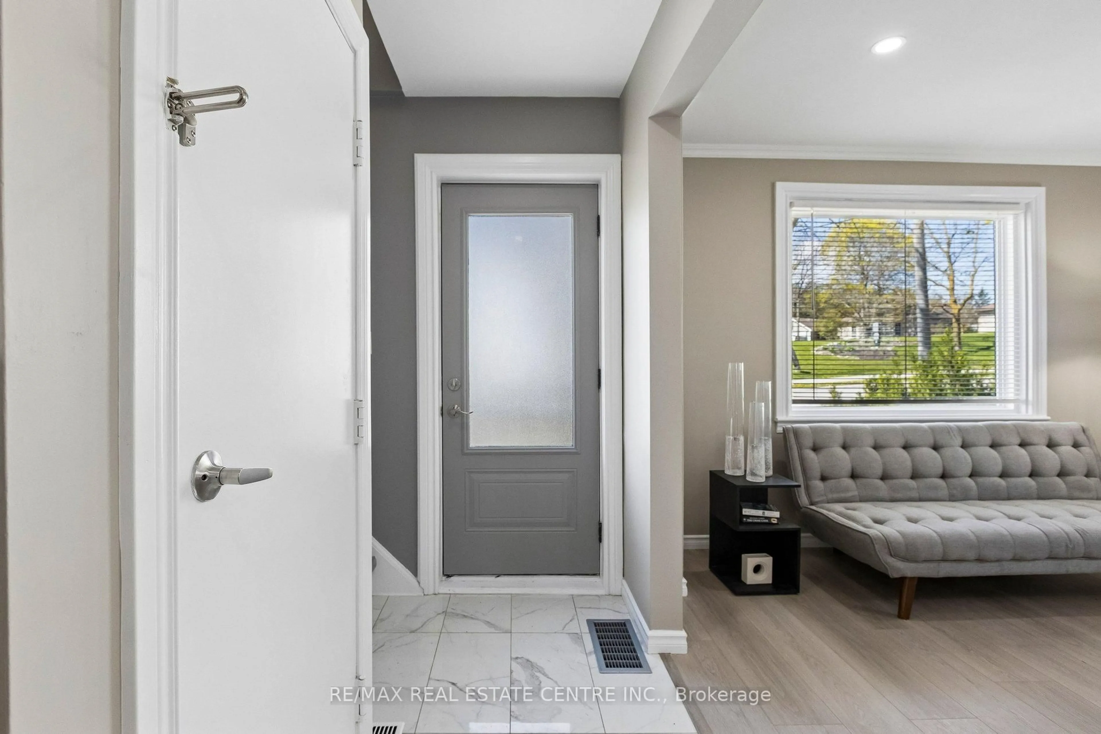 Indoor entryway for 194 Silvercreek Pkwy, Guelph Ontario N1H 3S7