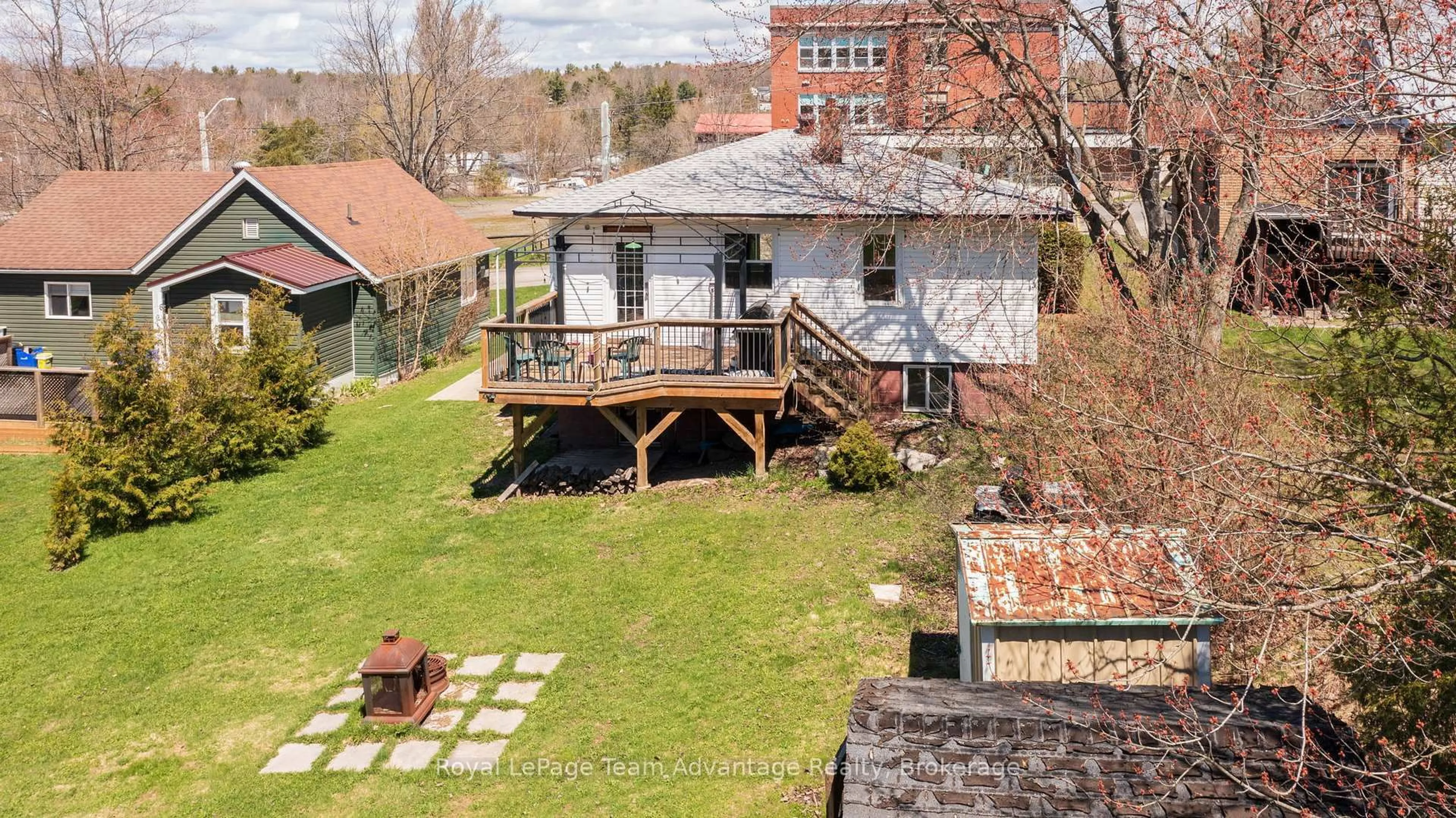 A pic from outside/outdoor area/front of a property/back of a property/a pic from drone, unknown for 2 Meadow St, Parry Sound Ontario P2A 2L9