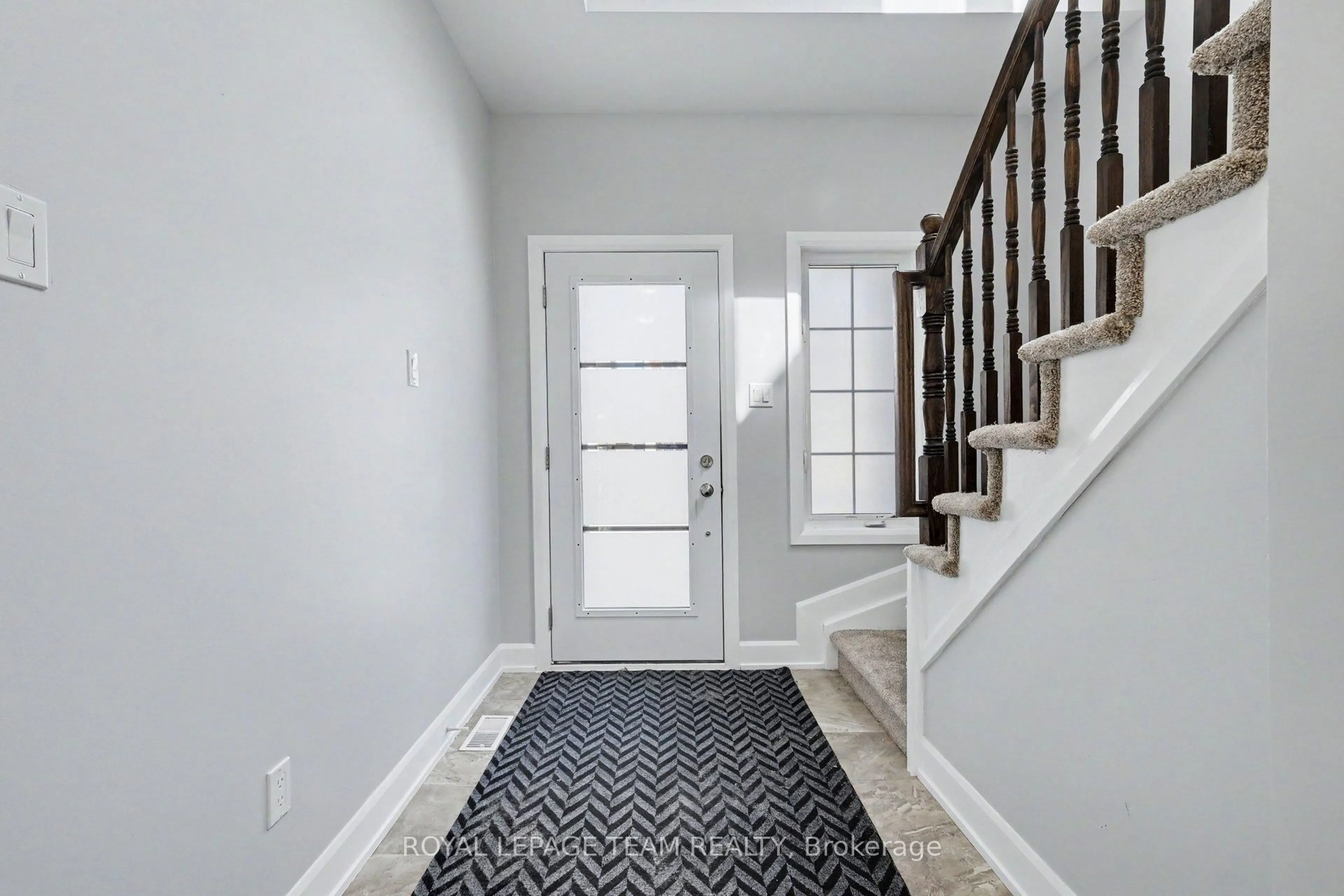 Indoor entryway for 27 Dundalk Private, Ottawa Ontario K2J 0J5