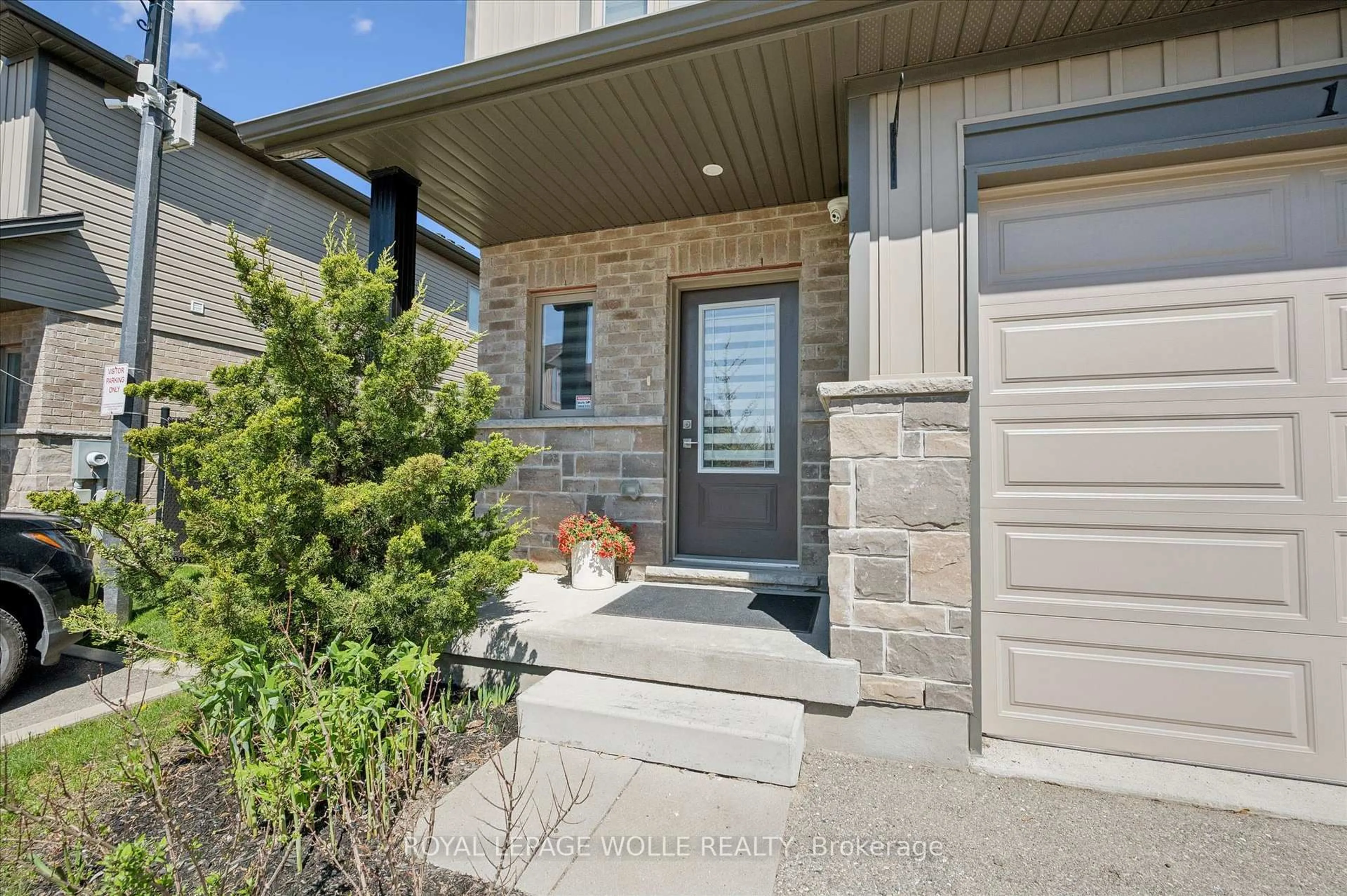 Indoor entryway for 1023 Devonshire Ave #15, Woodstock Ontario N4S 5S1