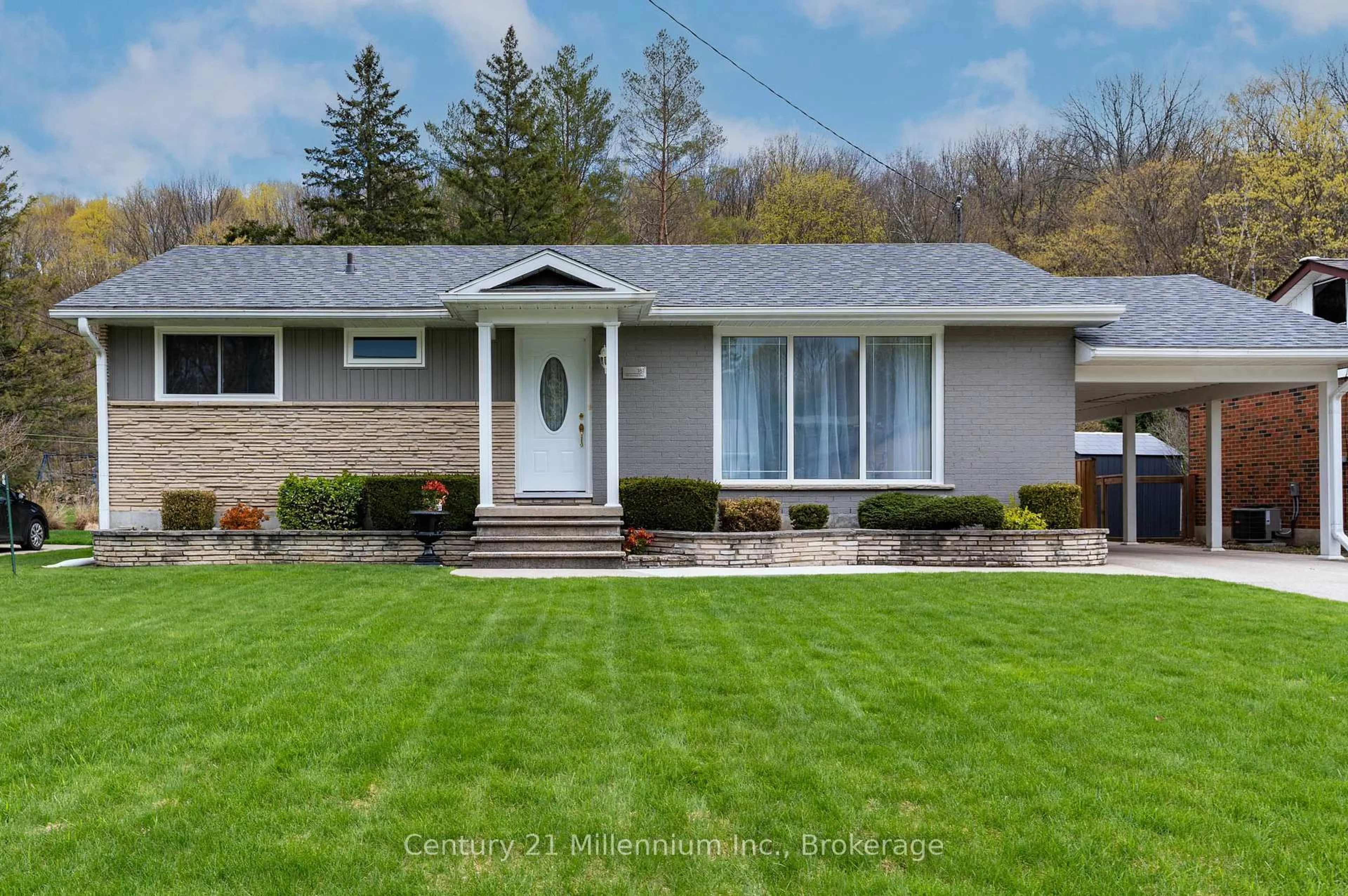 Home with vinyl exterior material, street for 181 7th Ave, Owen Sound Ontario N4K 2W8