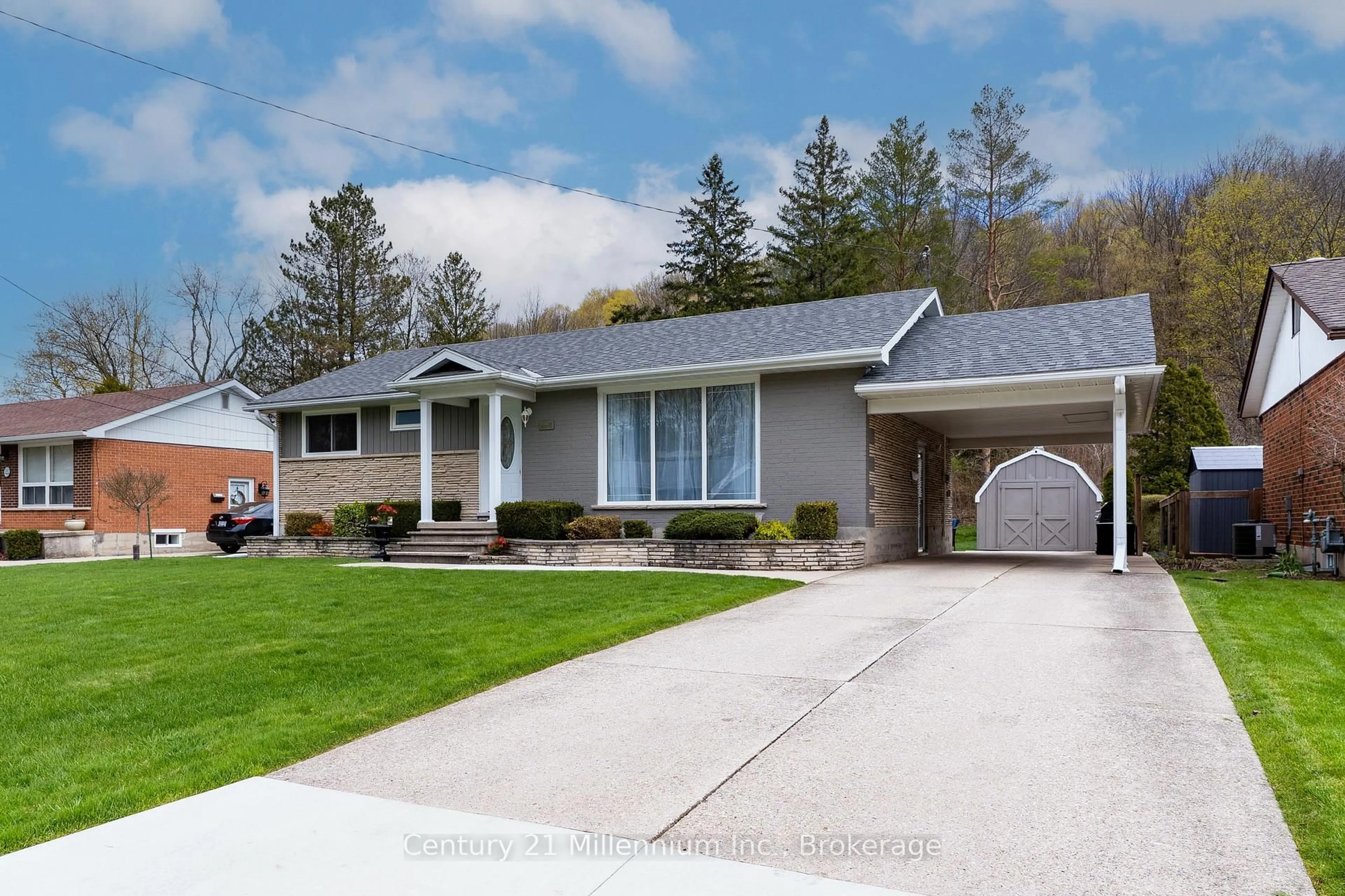 Home with vinyl exterior material, street for 181 7th Ave, Owen Sound Ontario N4K 2W8