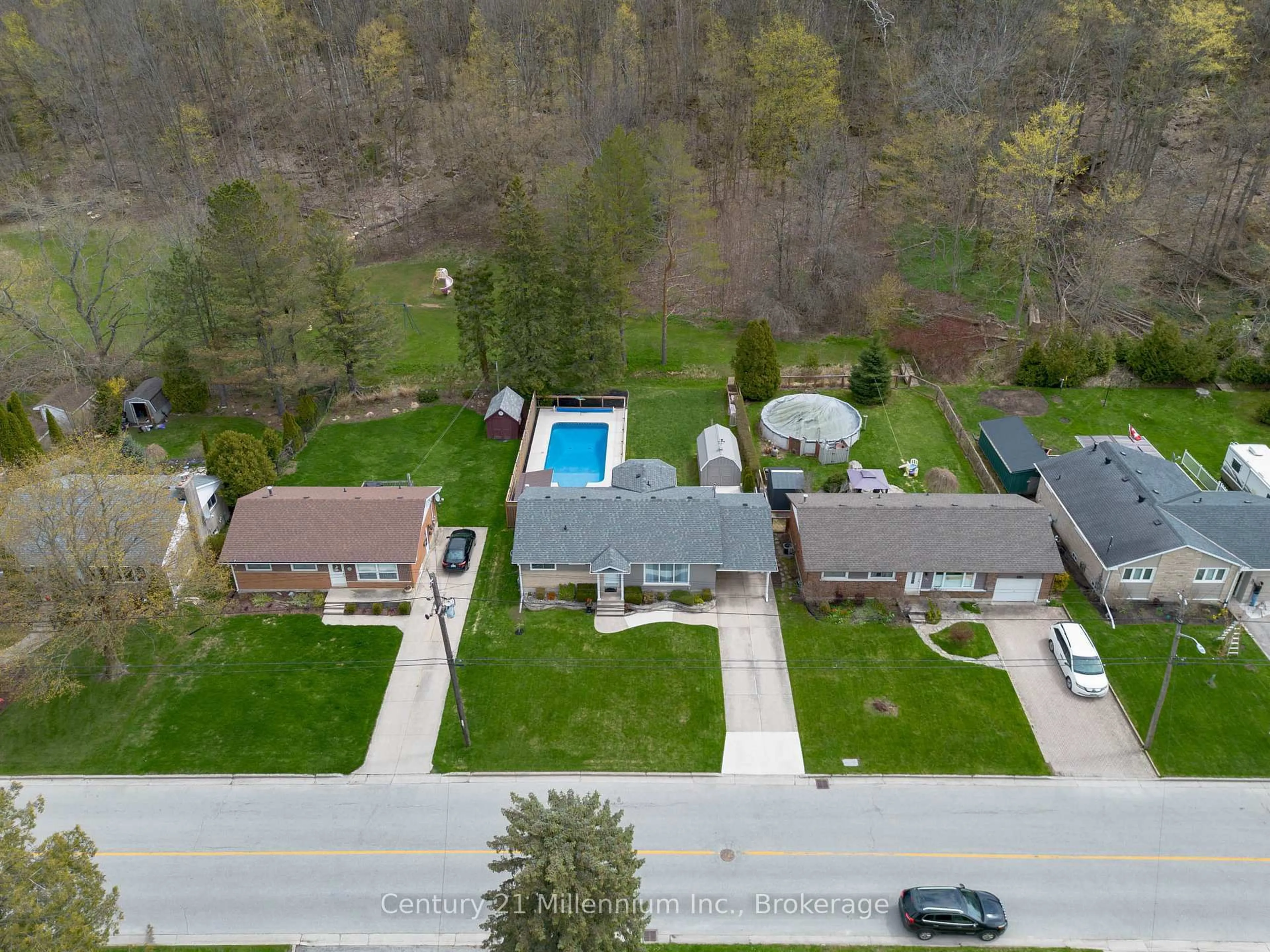 A pic from outside/outdoor area/front of a property/back of a property/a pic from drone, street for 181 7th Ave, Owen Sound Ontario N4K 2W8