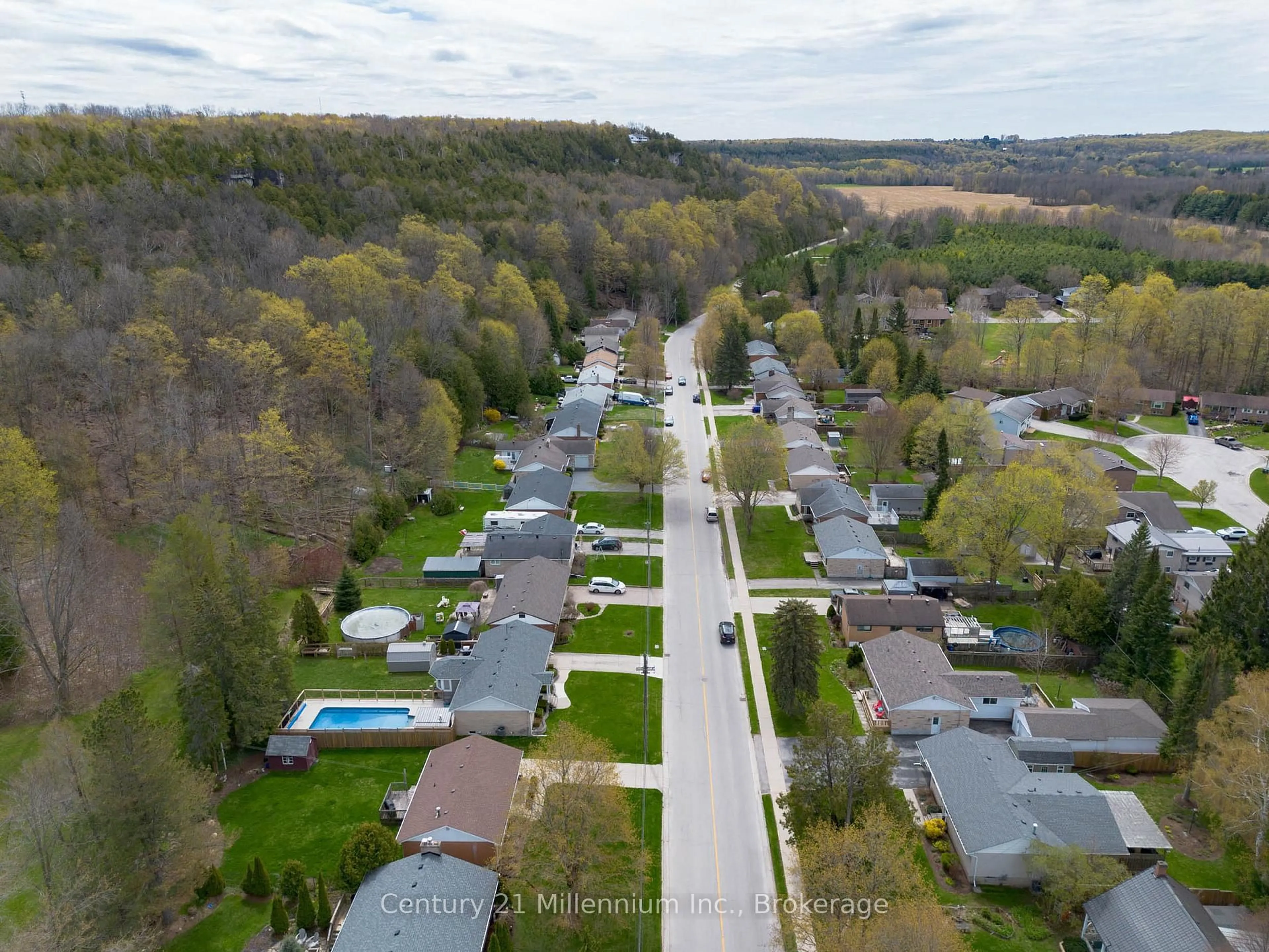 A pic from outside/outdoor area/front of a property/back of a property/a pic from drone, street for 181 7th Ave, Owen Sound Ontario N4K 2W8