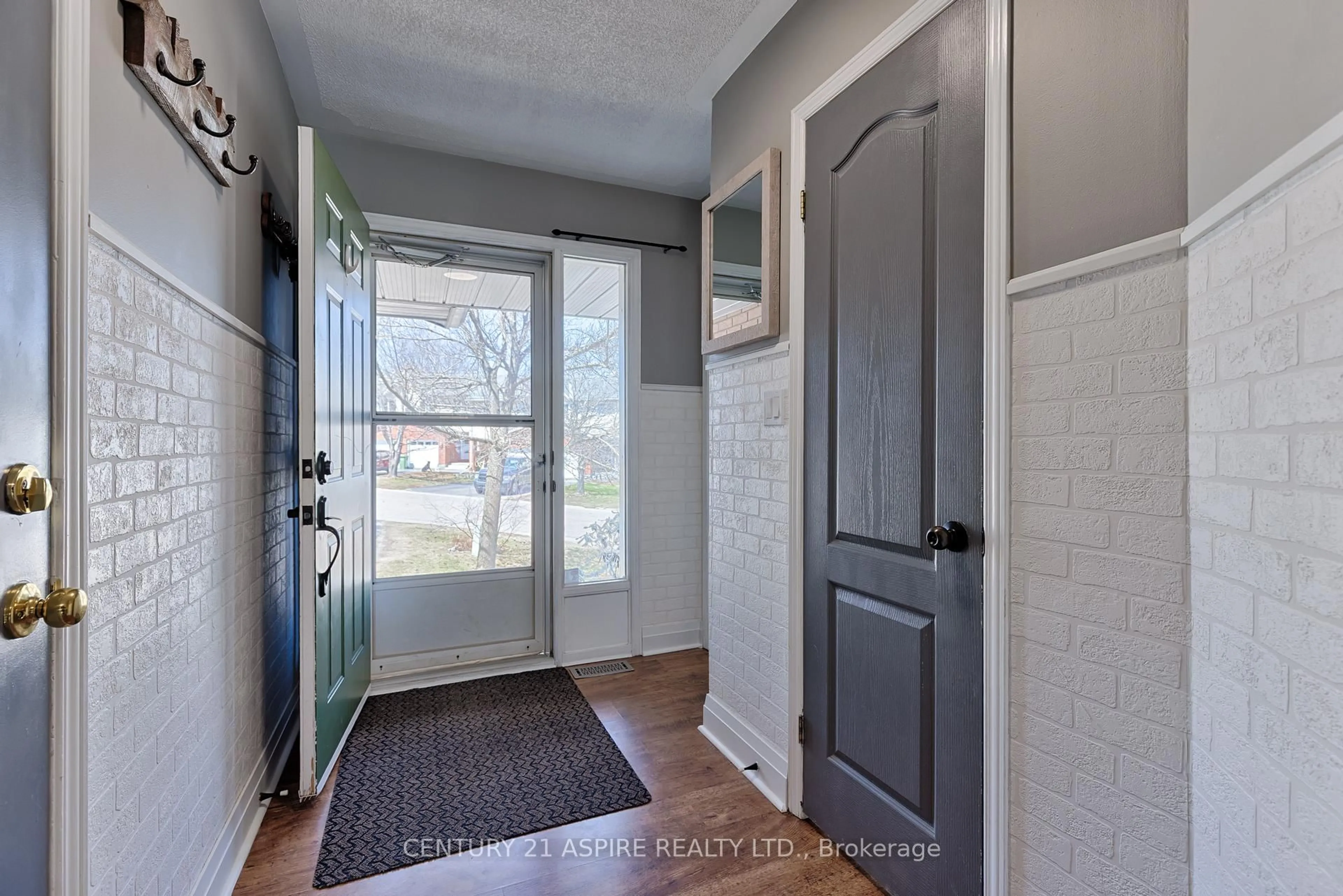 Indoor entryway for 30 Vermont Meadow, Petawawa Ontario K8H 3N4