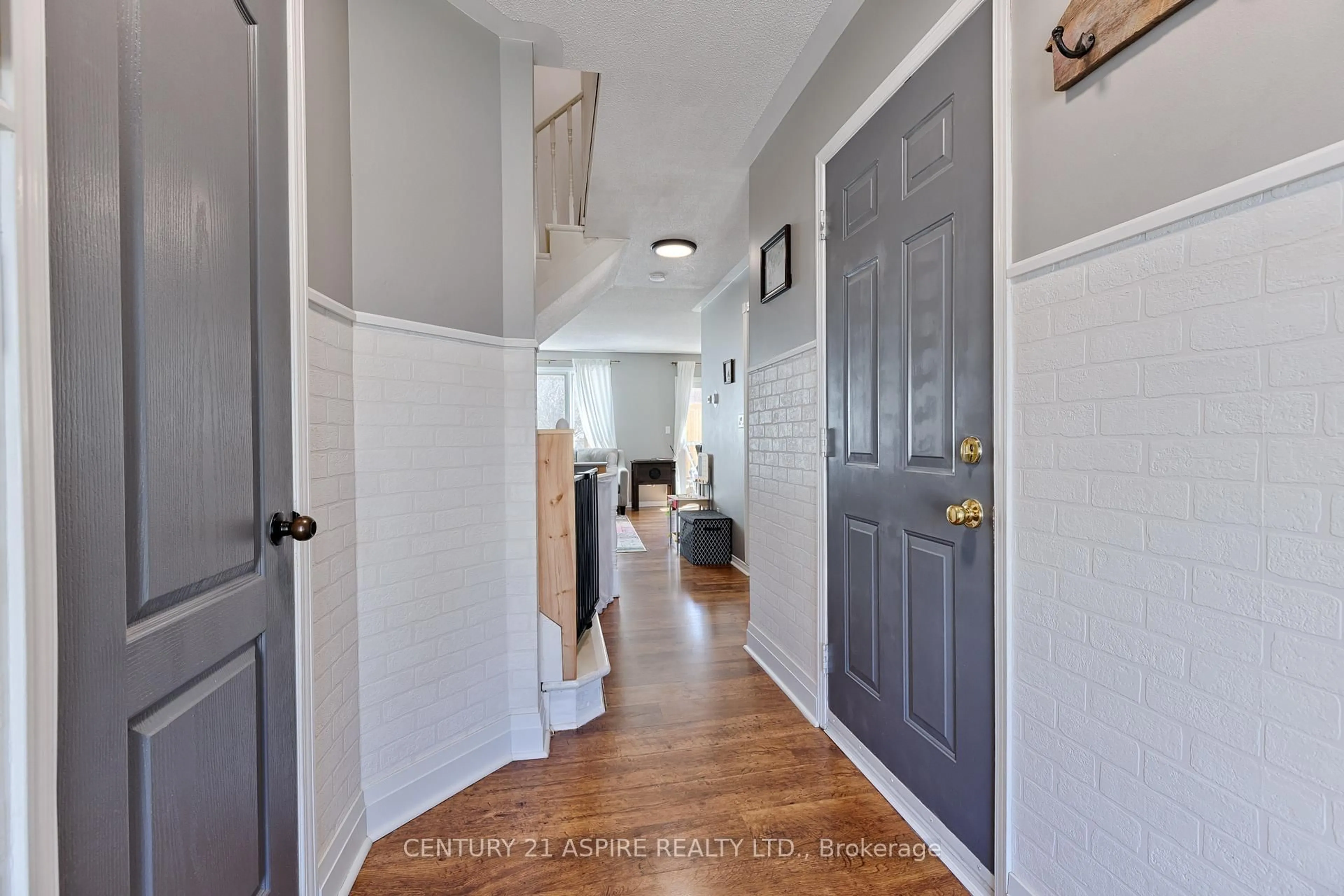 Indoor entryway for 30 Vermont Meadow, Petawawa Ontario K8H 3N4