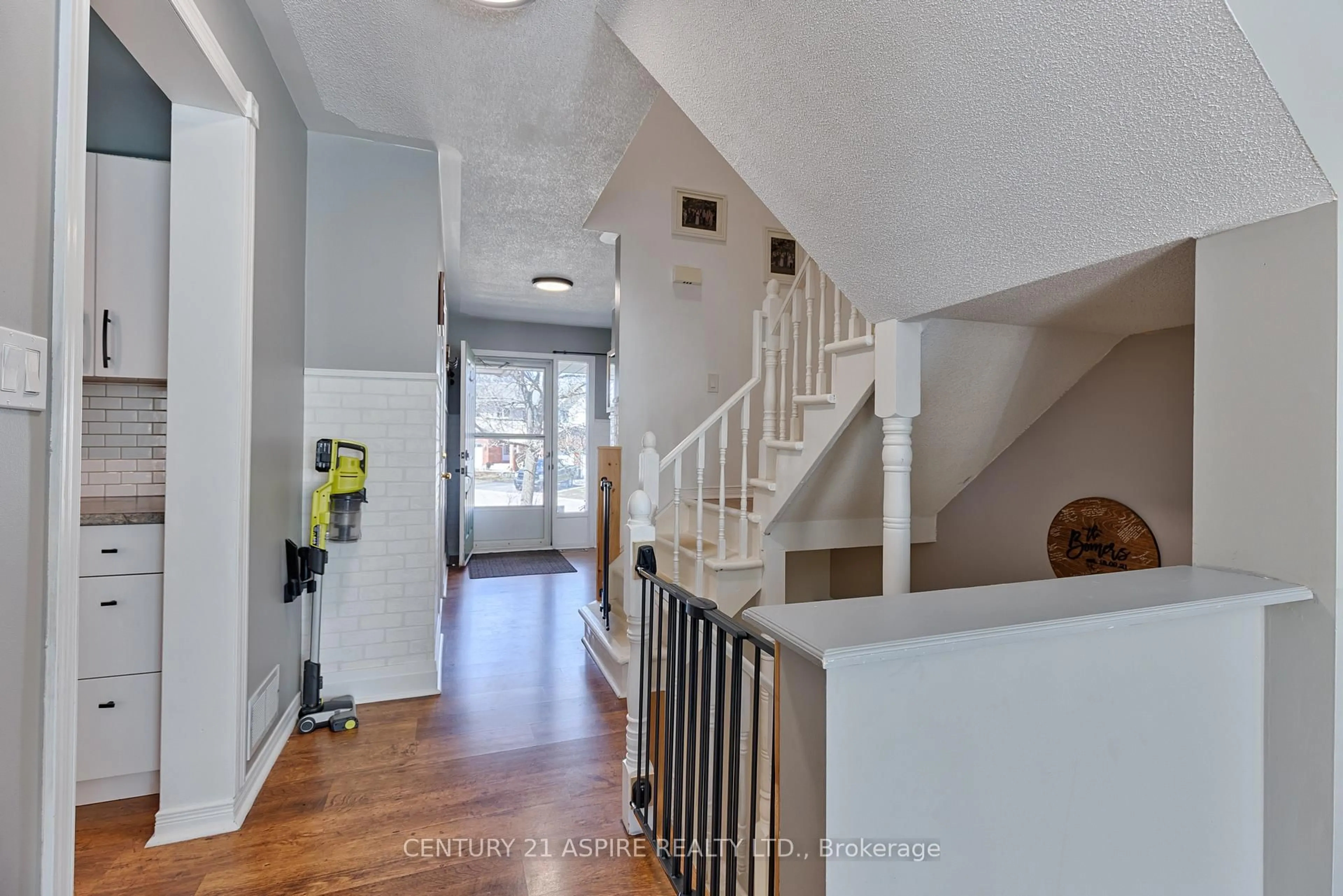 Indoor entryway for 30 Vermont Meadow, Petawawa Ontario K8H 3N4