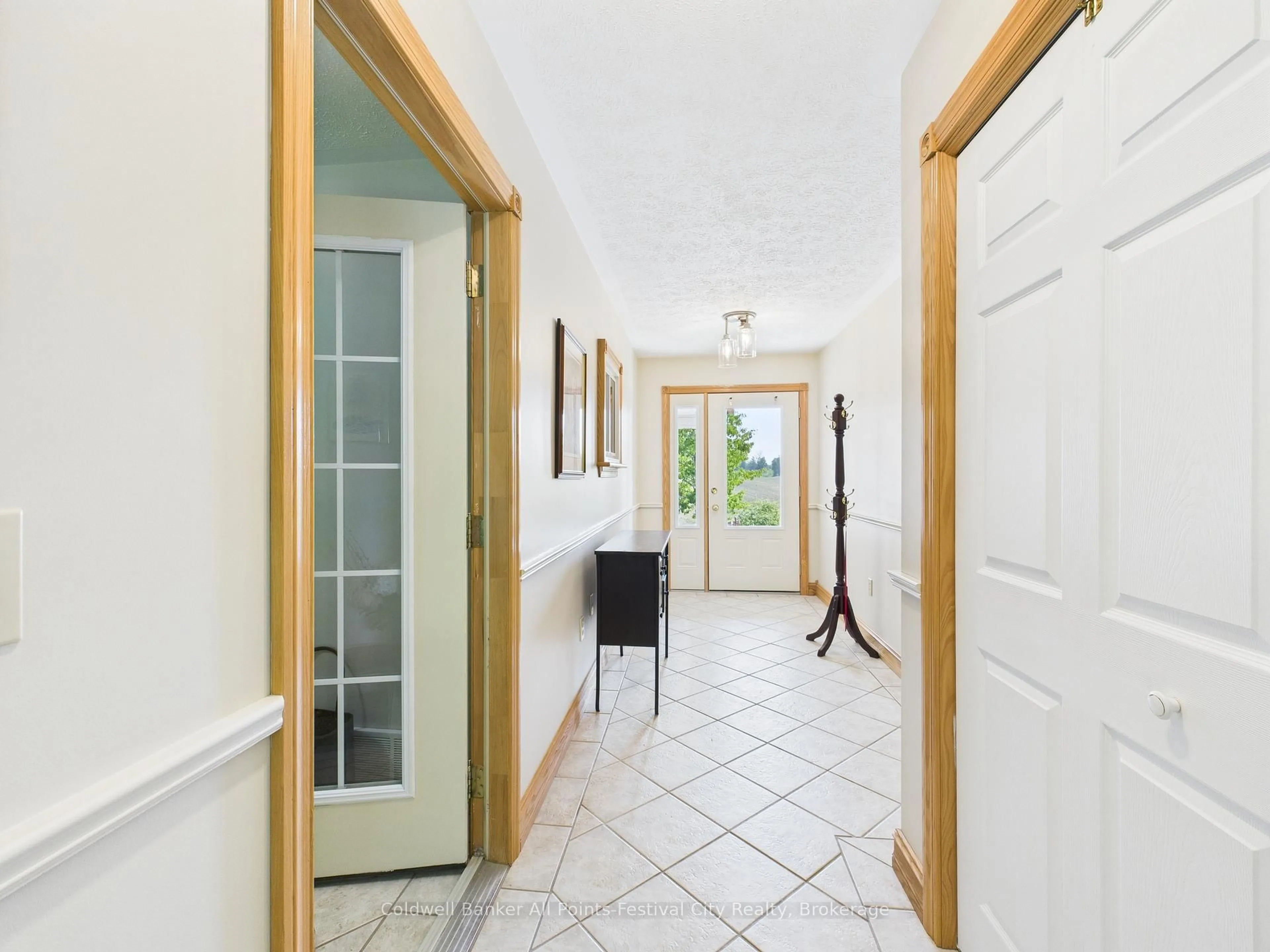 Indoor entryway for 390 Paradise Lake St, Huron-Kinloss Ontario N0G 2H0