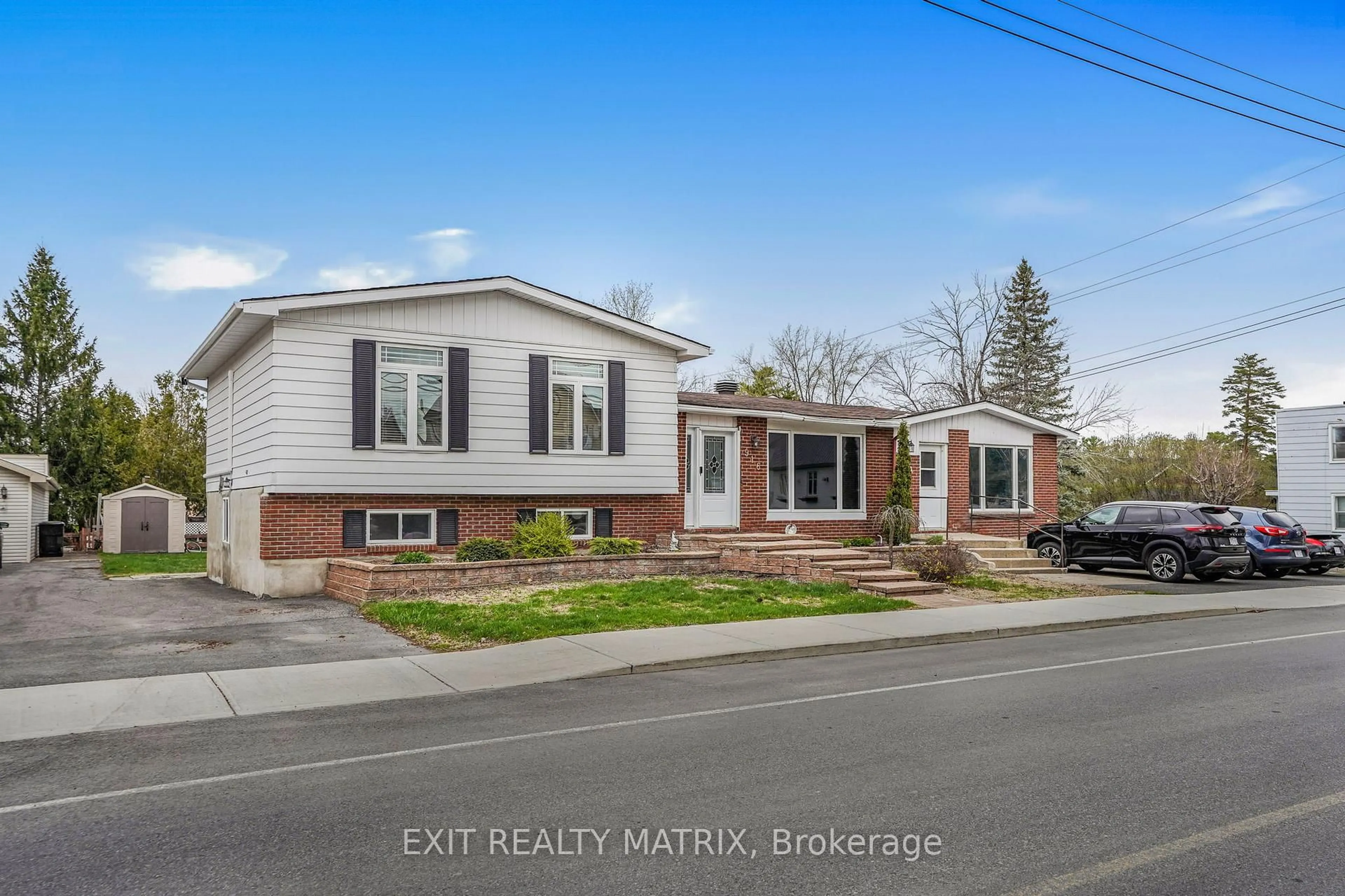 Home with vinyl exterior material, street for 916 King St St, Champlain Ontario K0B 1K0