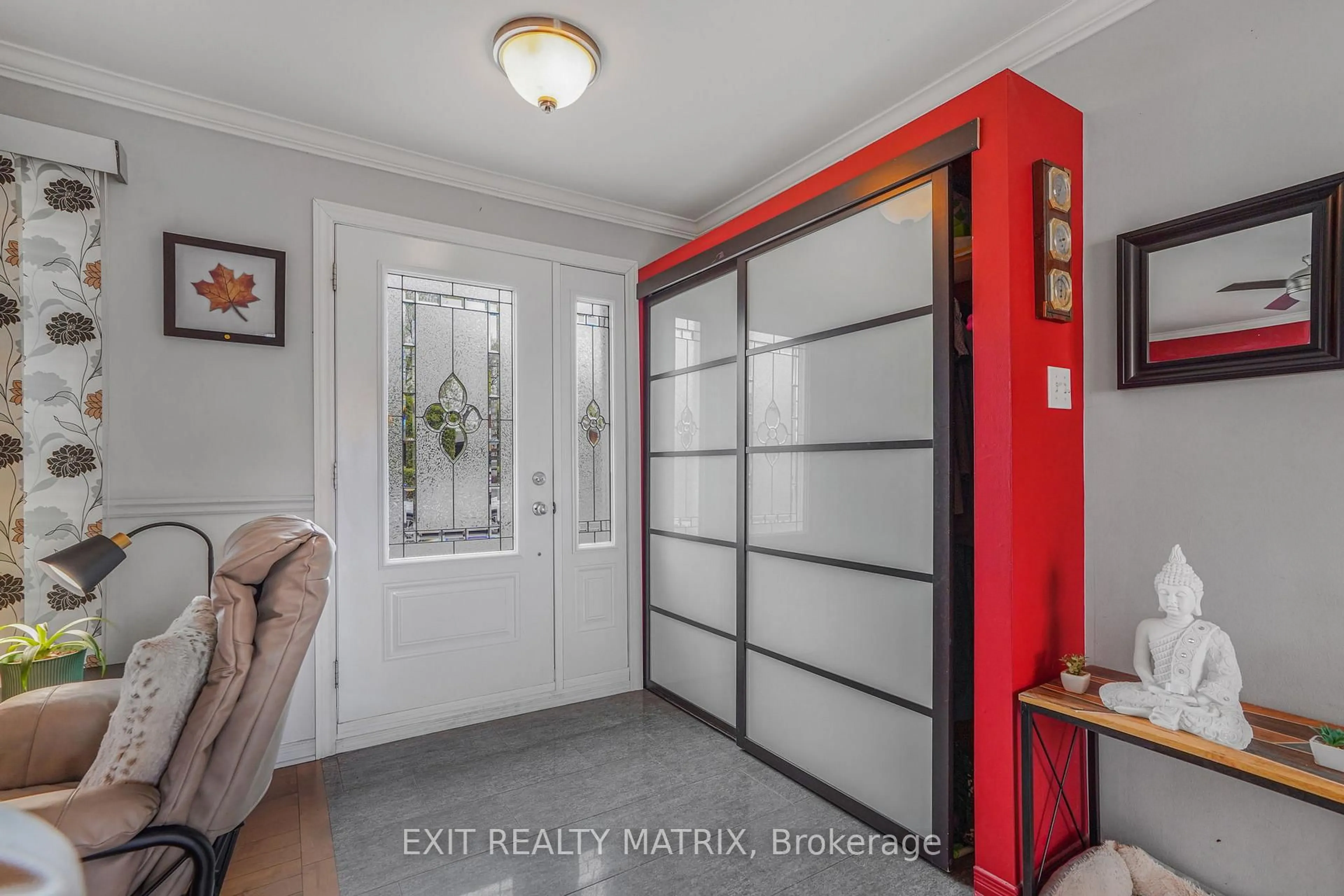 Indoor entryway for 916 King St St, Champlain Ontario K0B 1K0