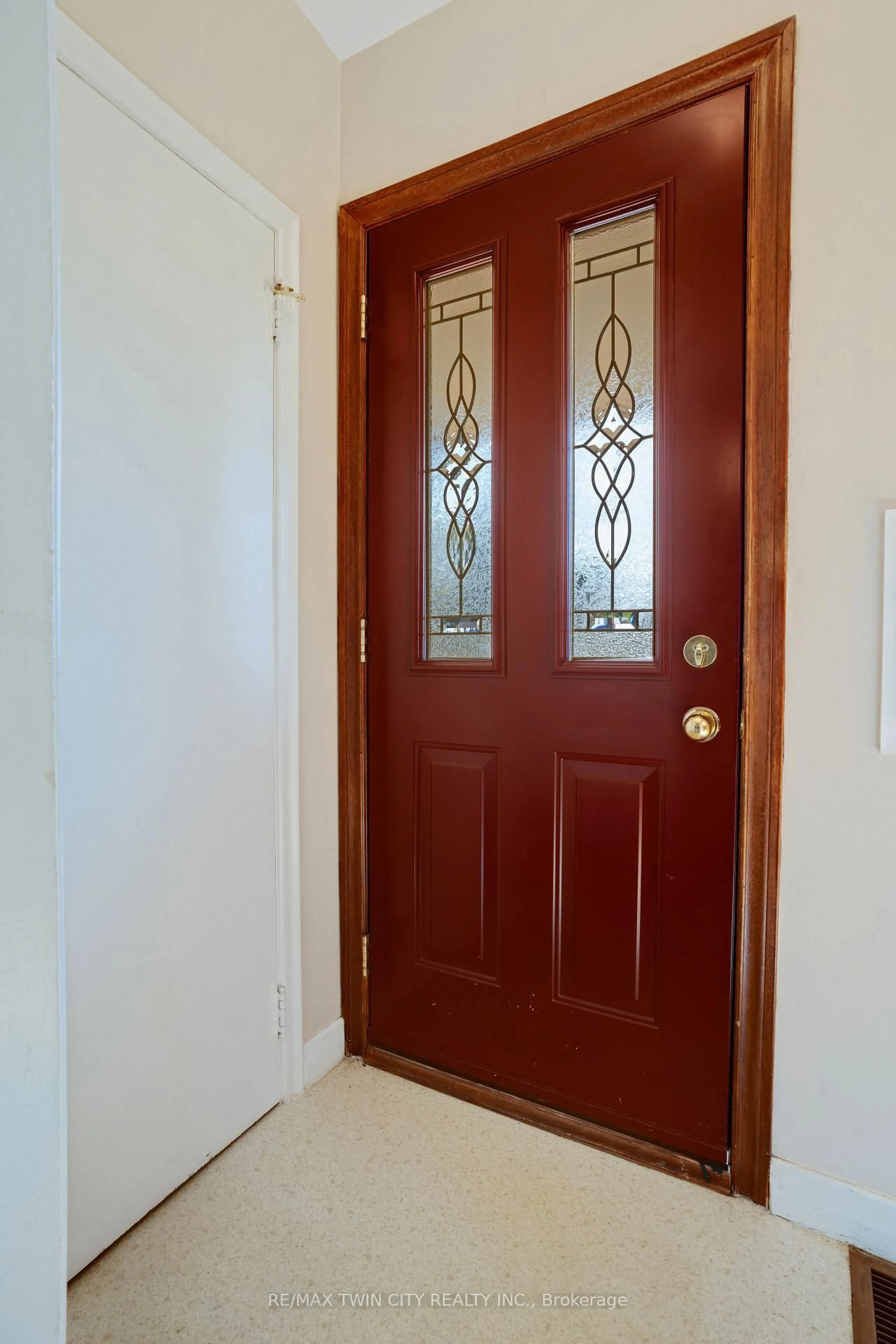 Indoor entryway for 70 Roxborough Ave, Kitchener Ontario N2M 1P7