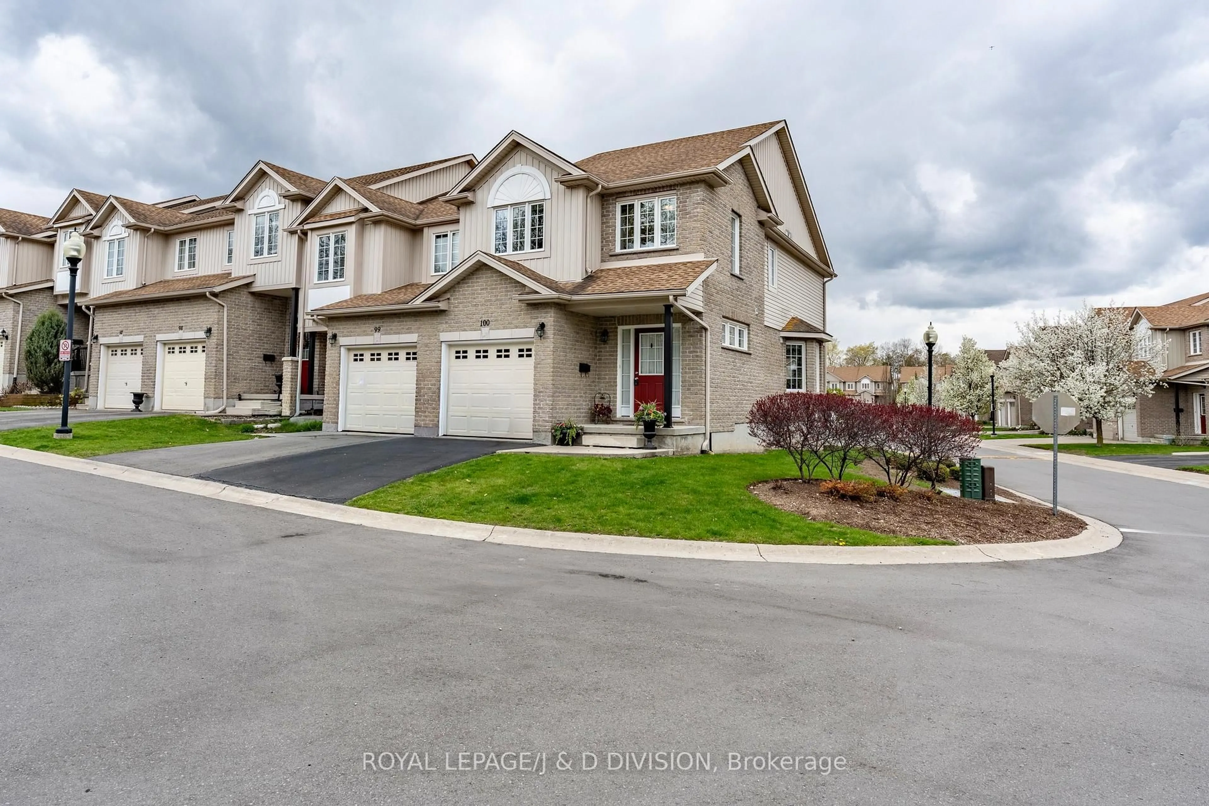 A pic from outside/outdoor area/front of a property/back of a property/a pic from drone, street for 105 Pinnacle Dr #100, Kitchener Ontario N2P 1B8