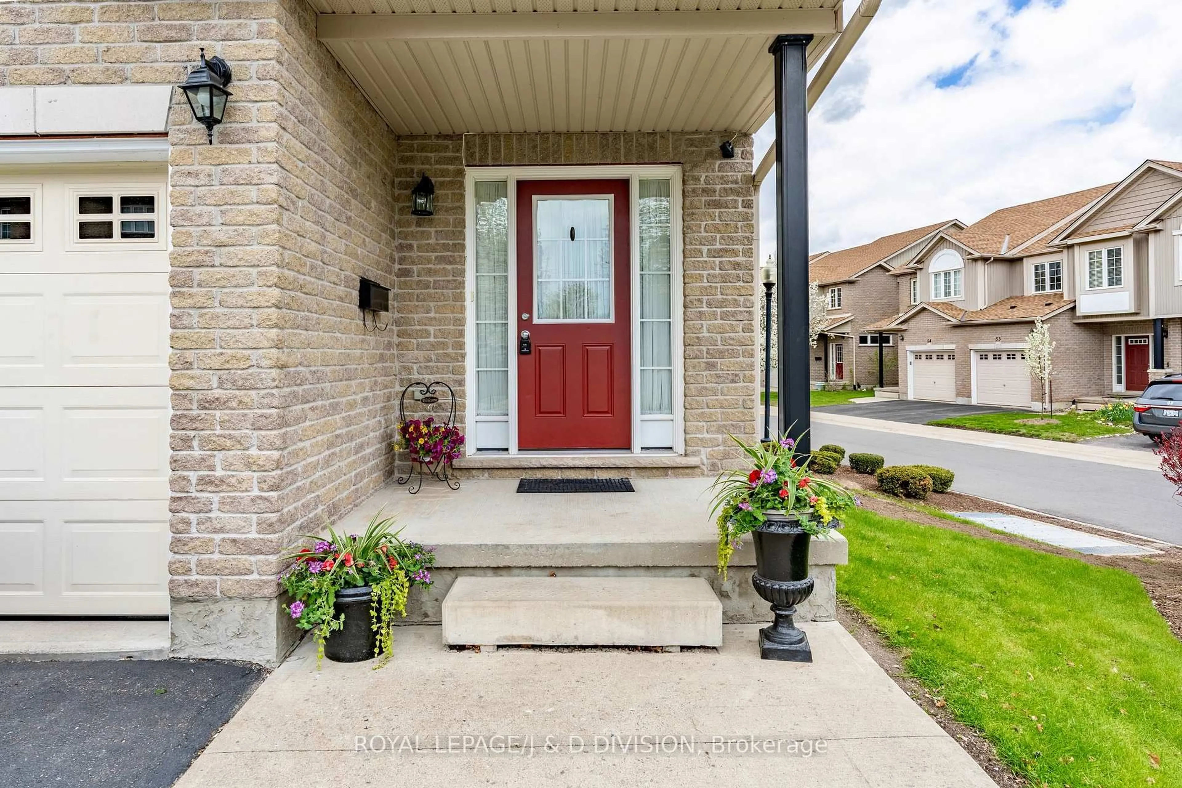 Indoor entryway for 105 Pinnacle Dr #100, Kitchener Ontario N2P 1B8