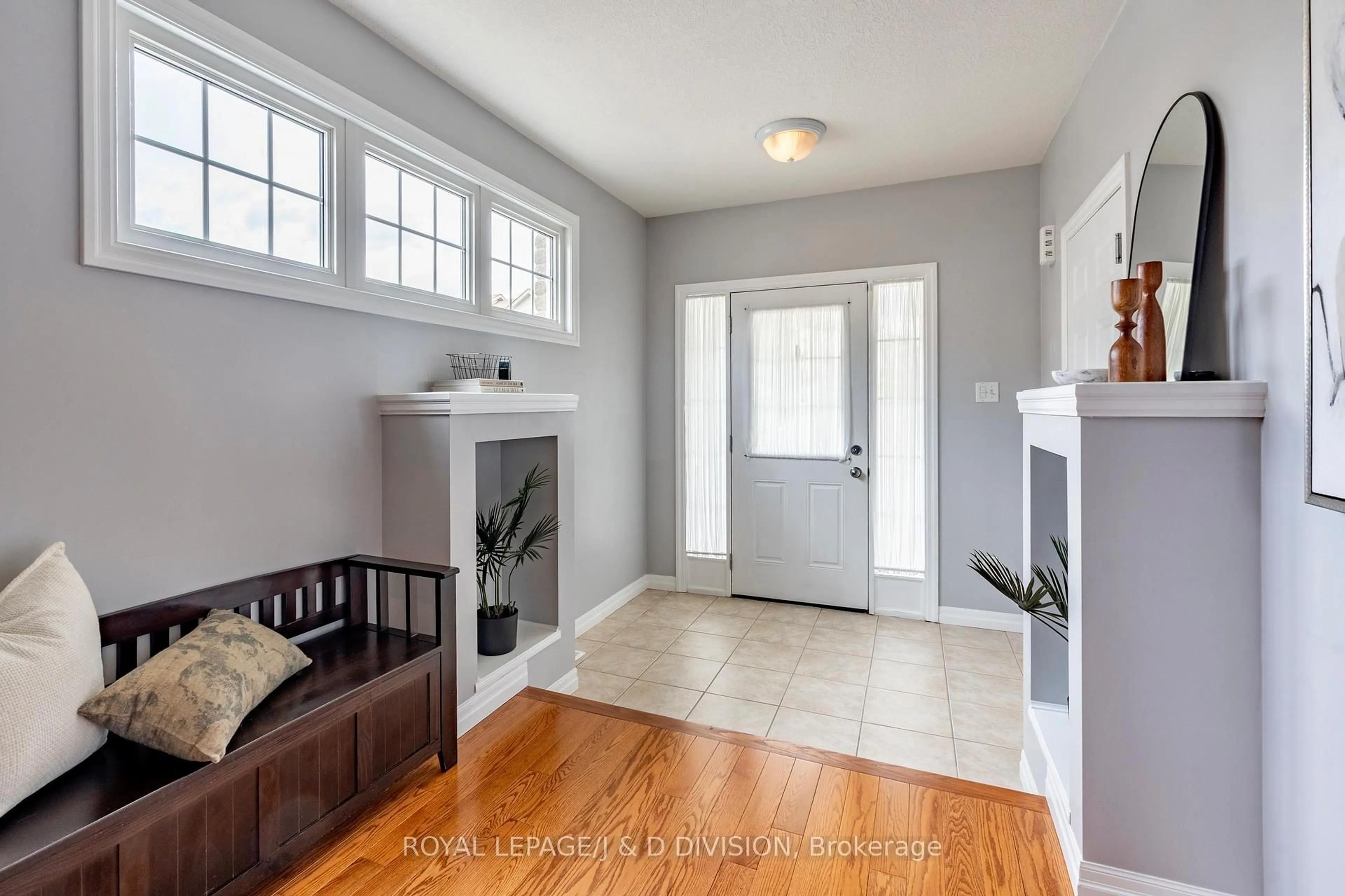 Indoor entryway for 105 Pinnacle Dr #100, Kitchener Ontario N2P 1B8