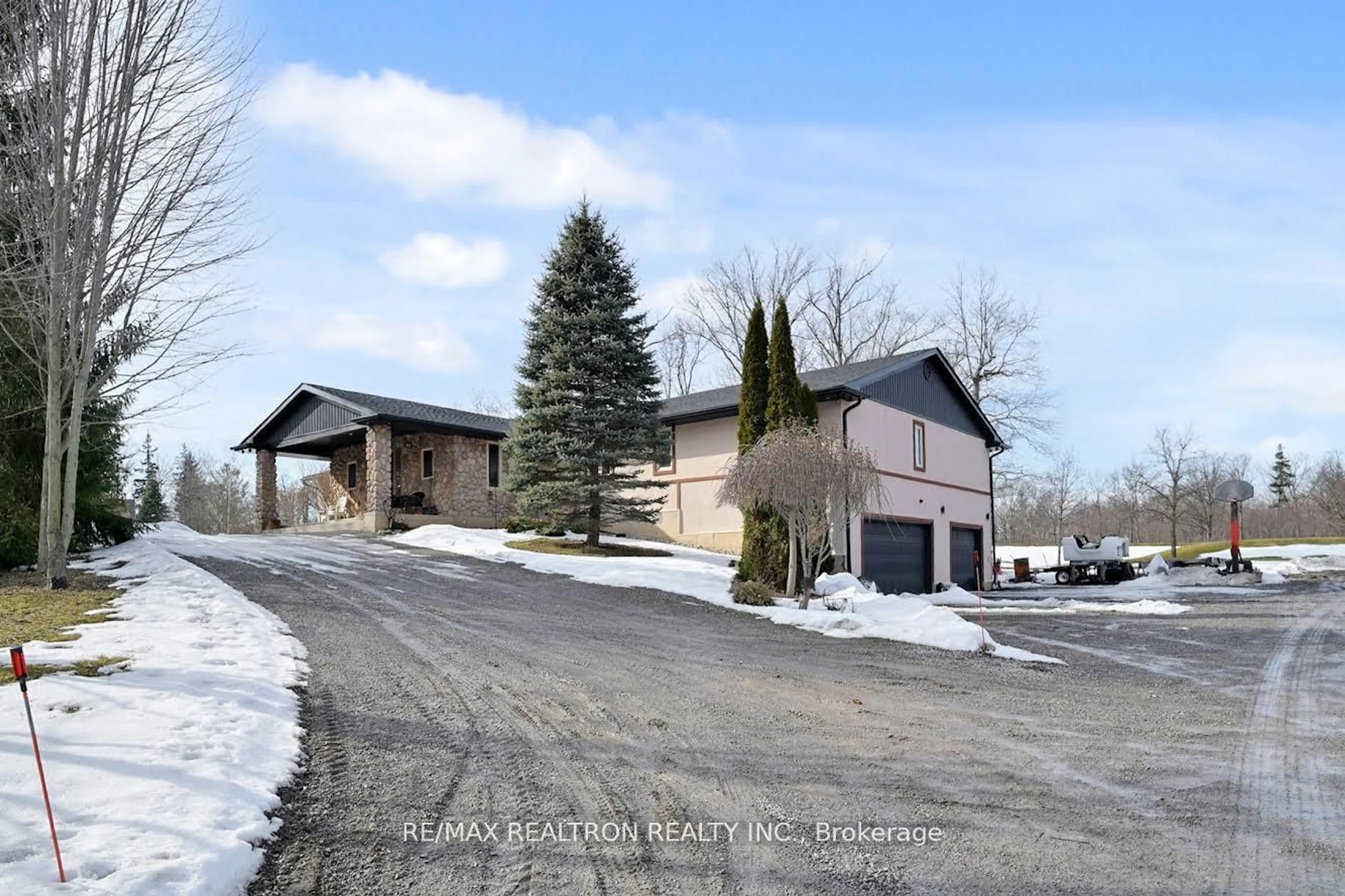 A pic from outside/outdoor area/front of a property/back of a property/a pic from drone, unknown for 709 Roland Rd, Pelham Ontario L0S 1C0