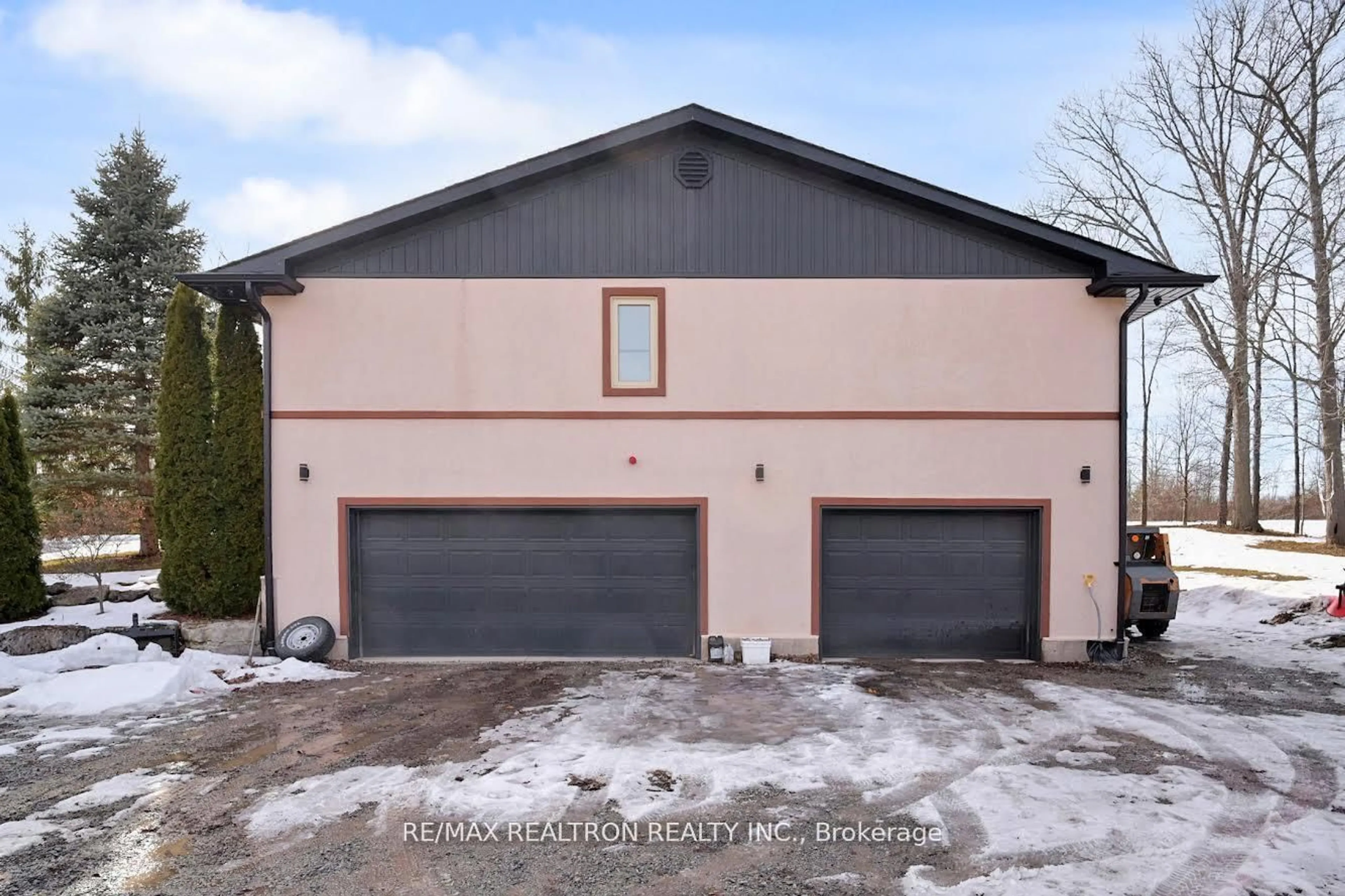 Indoor garage for 709 Roland Rd, Pelham Ontario L0S 1C0