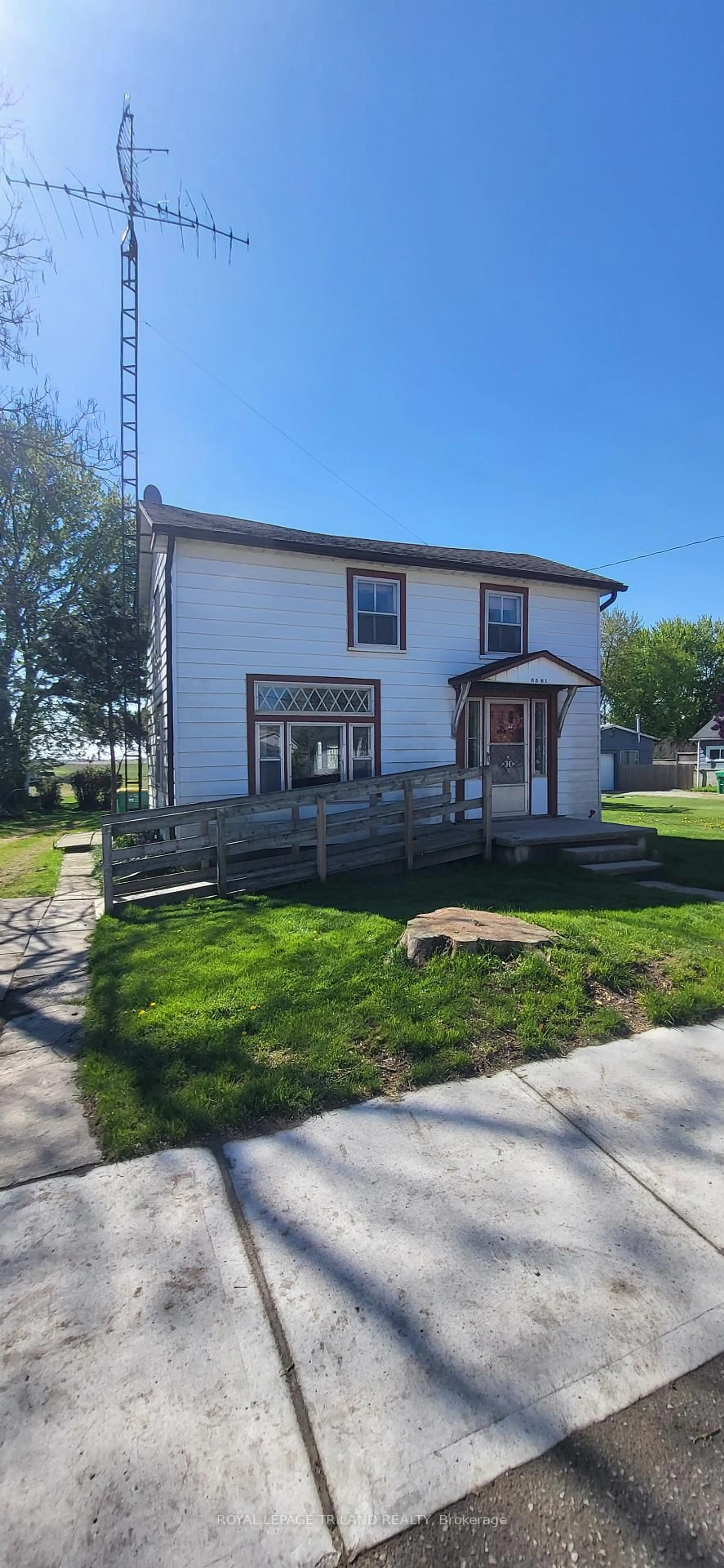 A pic from outside/outdoor area/front of a property/back of a property/a pic from drone, building for 6561 Longwoods Rd, Southwest Middlesex Ontario N0L 1T0