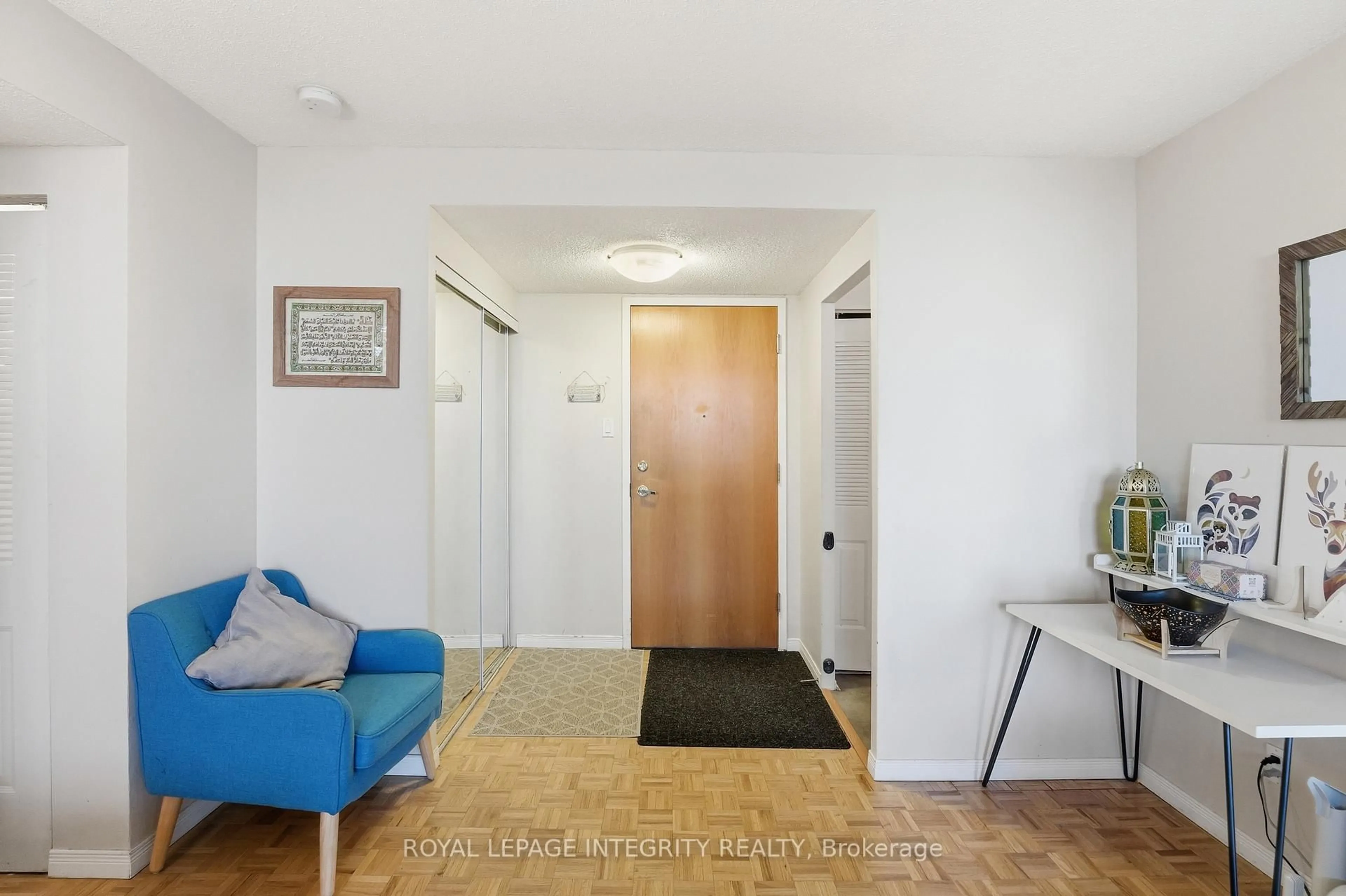 Indoor entryway for 2760 Carousel Cres #1208, Ottawa Ontario K1T 2N4