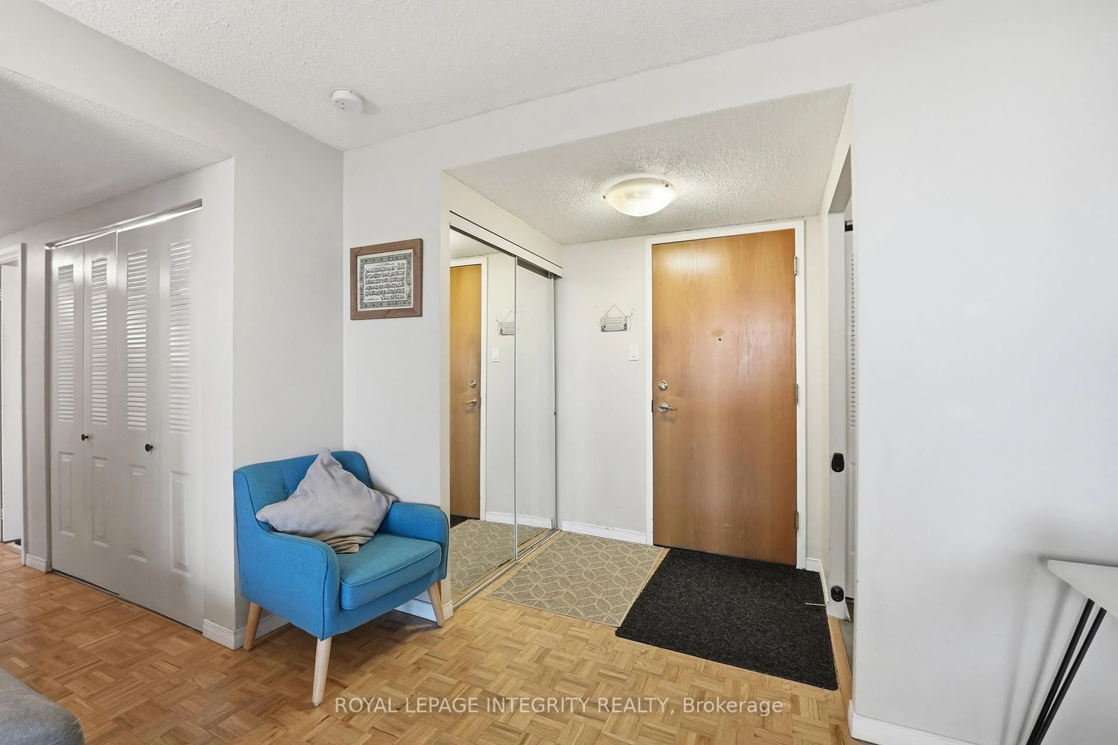 Indoor foyer for 2760 Carousel Cres #1208, Ottawa Ontario K1T 2N4
