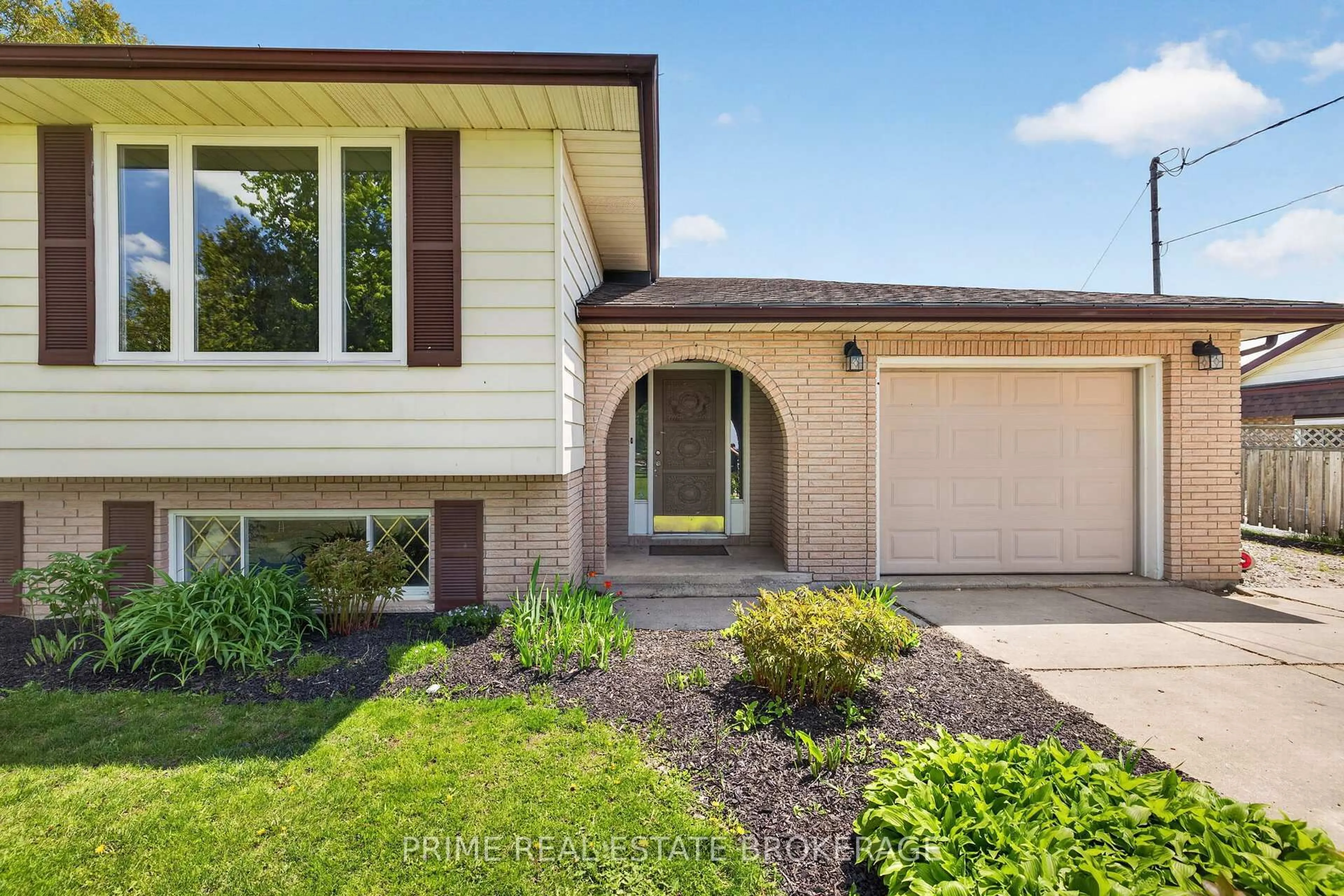 Home with vinyl exterior material, street for 273 Appin Rd, Southwest Middlesex Ontario N0L 1M0