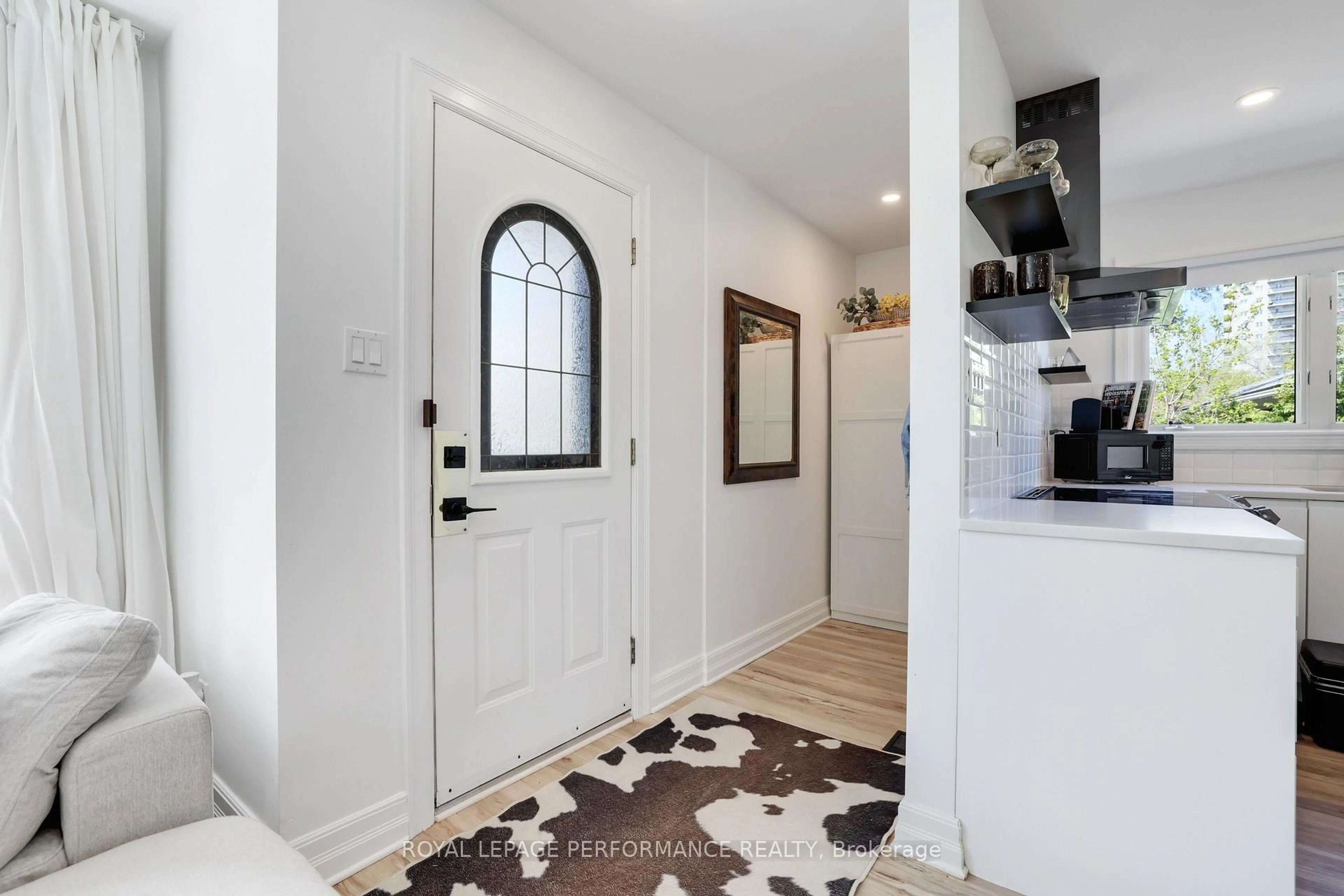 Indoor entryway for 390 Maria Goretti Circ, Ottawa Ontario K1L 6S4