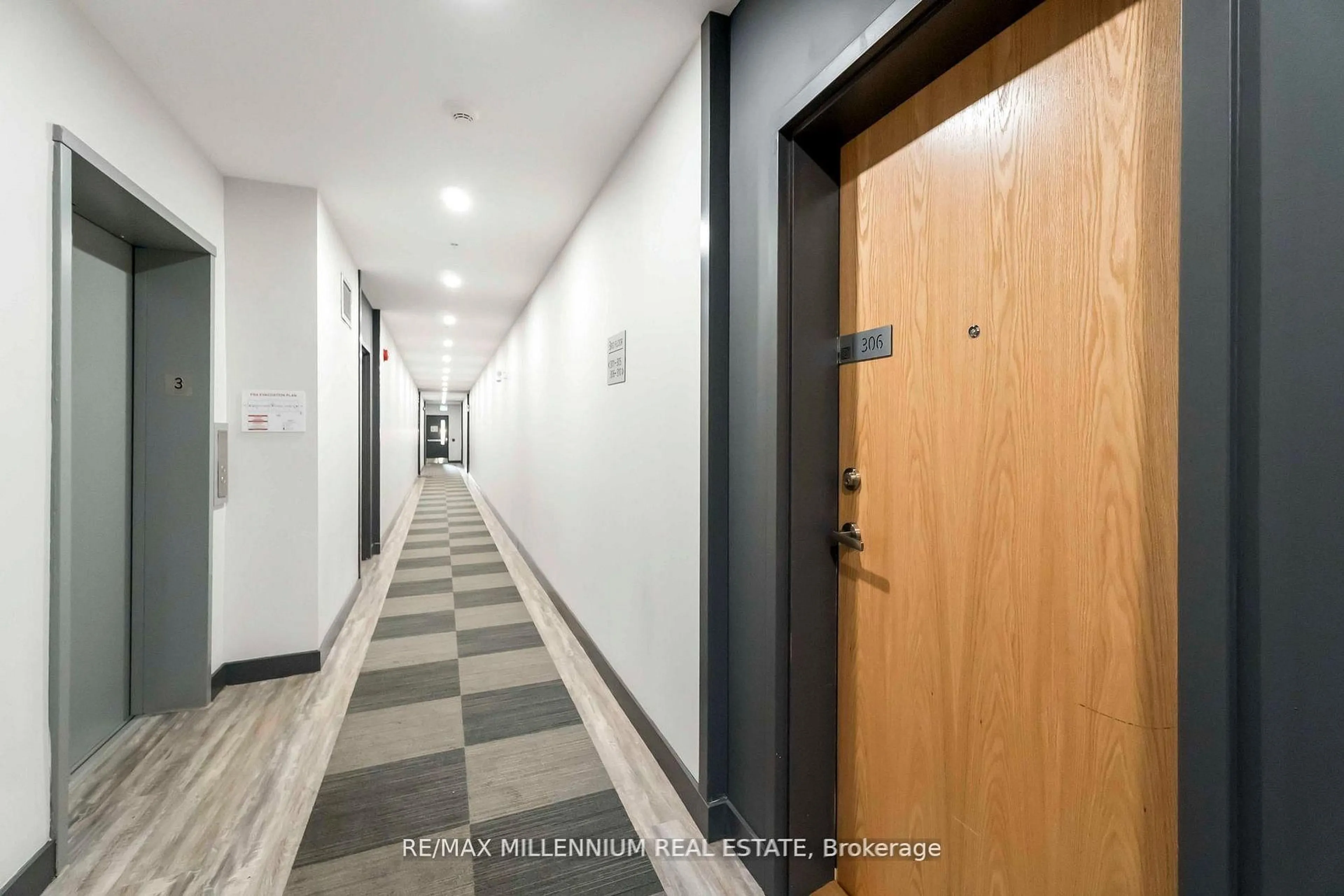 Indoor foyer for 408 Dundas St #306, Cambridge Ontario N1R 0E8