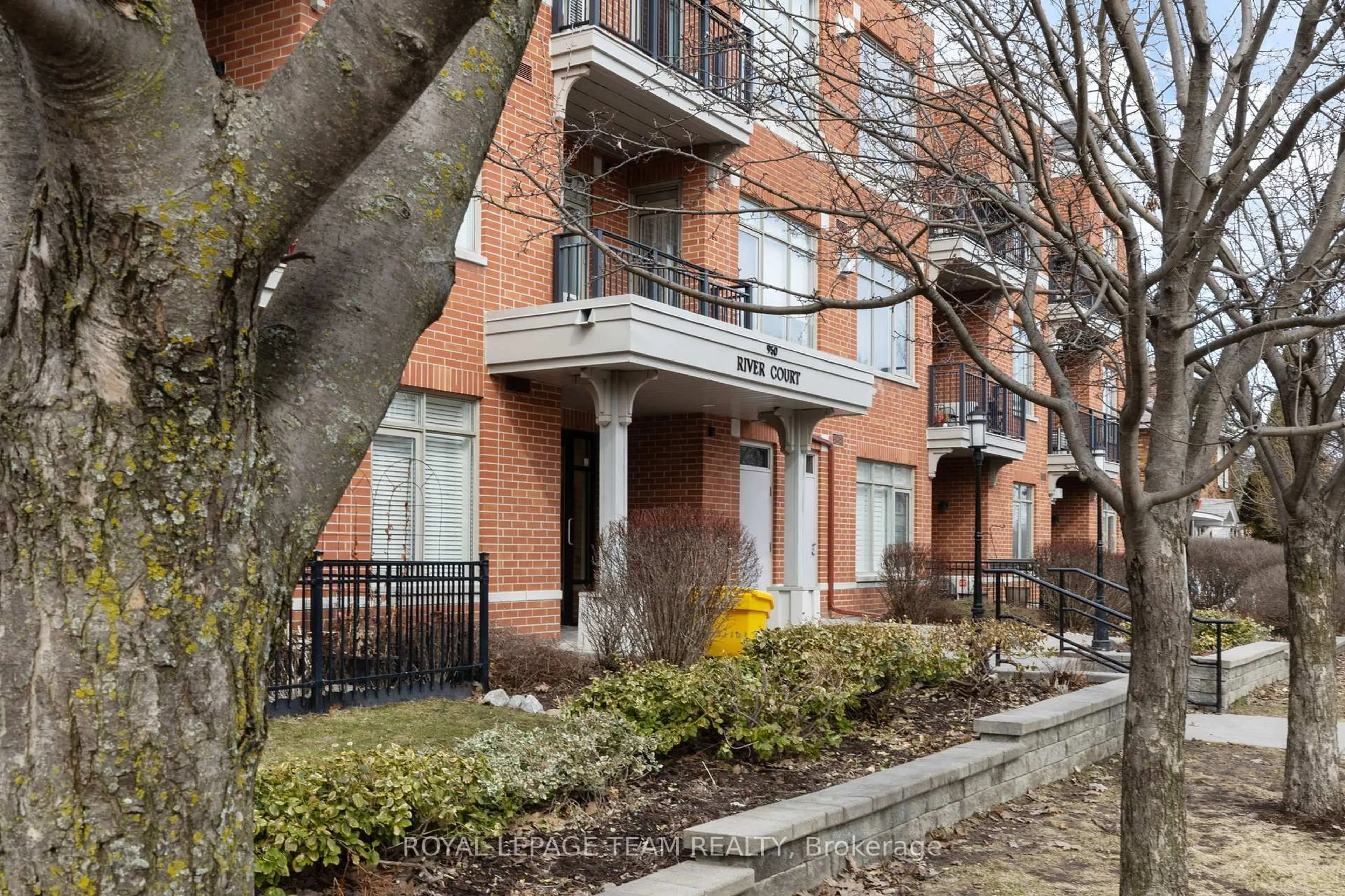 Patio, street for 950 Marguerite Ave #212, Ottawa Ontario K1K 3T8
