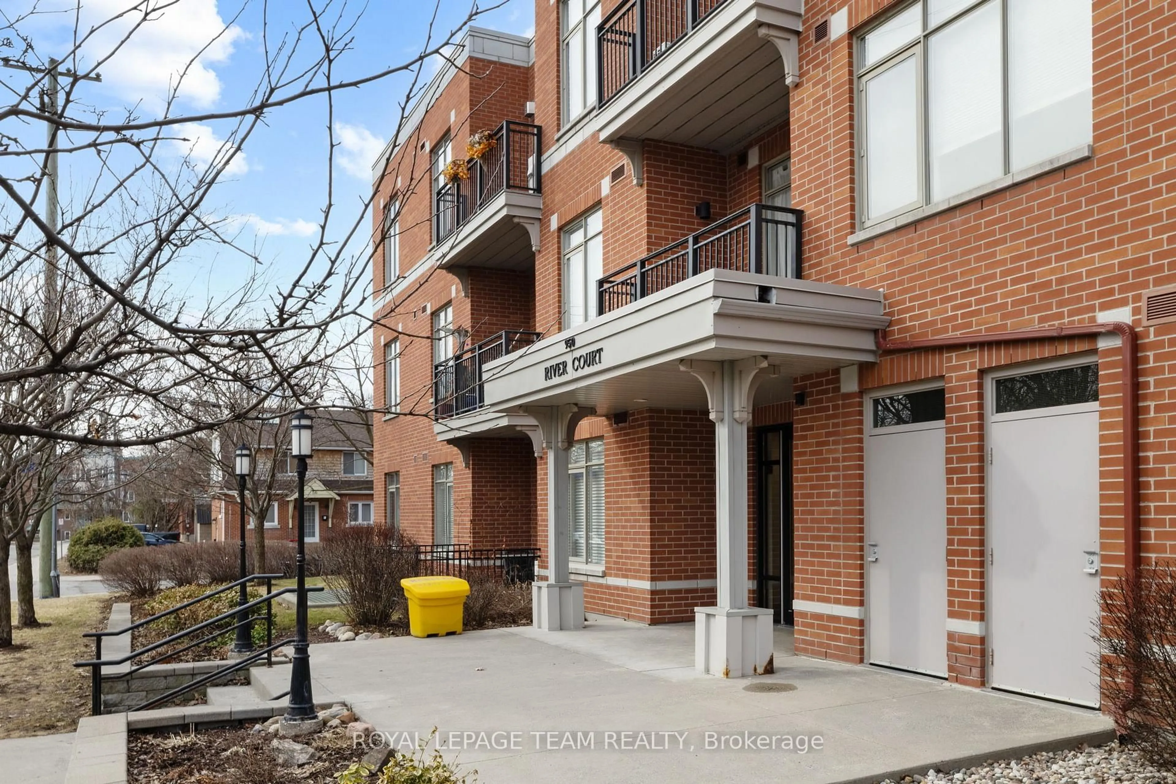 Patio, street for 950 Marguerite Ave #212, Ottawa Ontario K1K 3T8