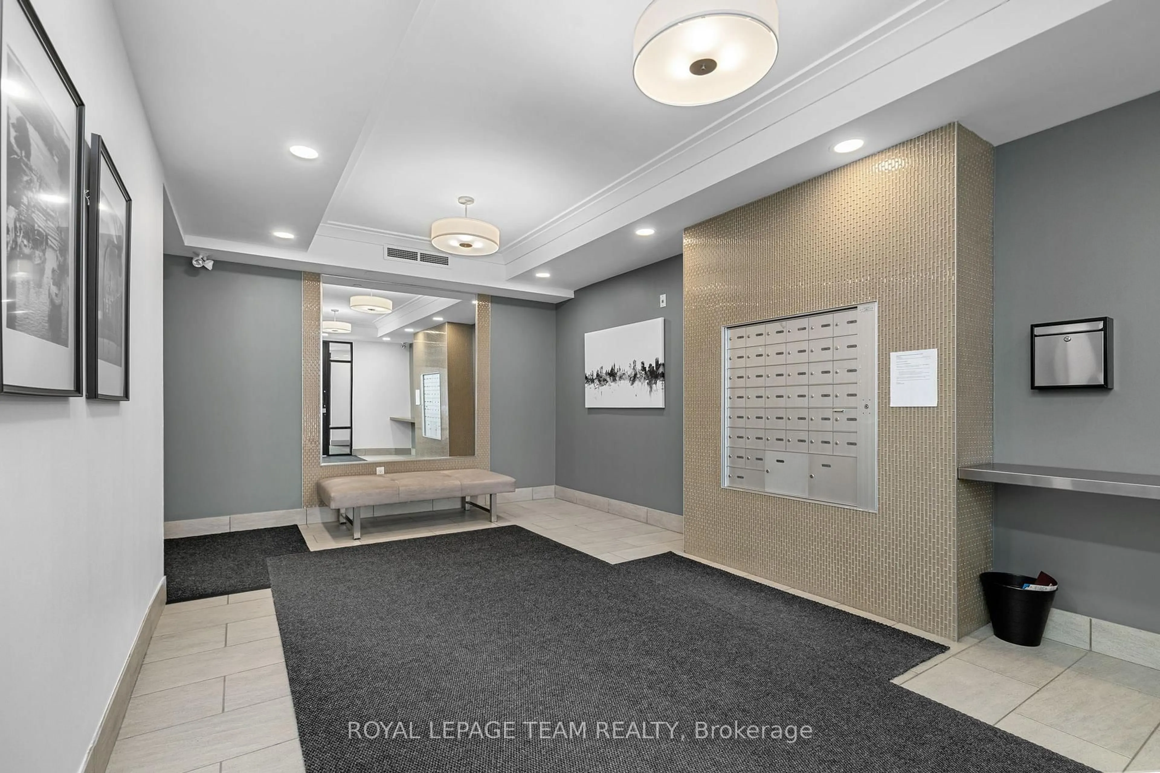 Indoor foyer for 950 Marguerite Ave #212, Ottawa Ontario K1K 3T8