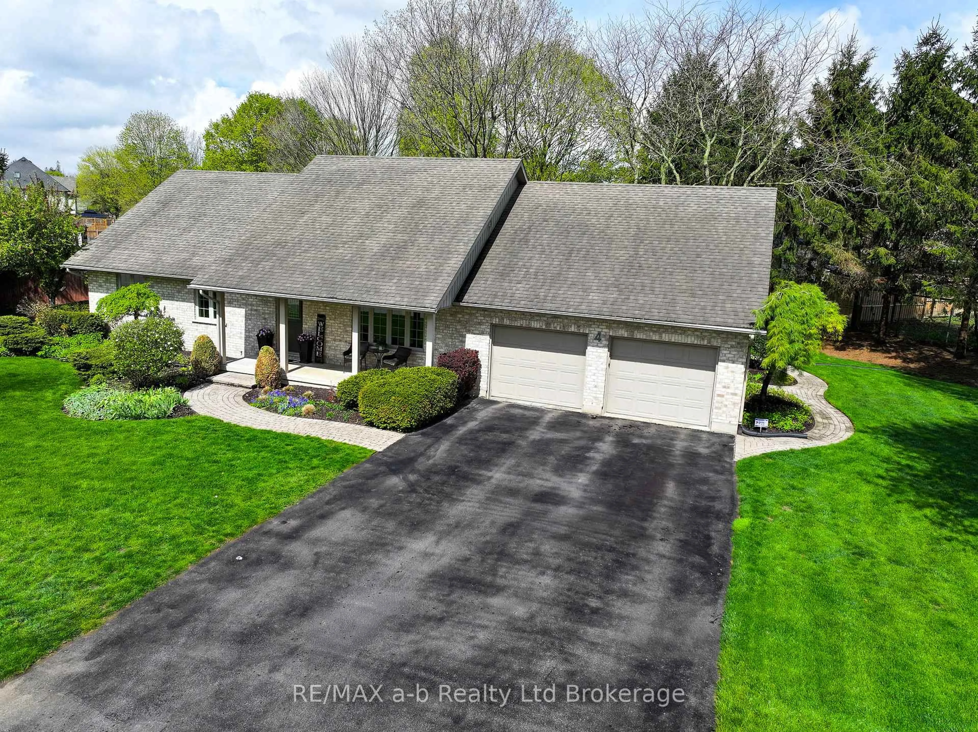 A pic from outside/outdoor area/front of a property/back of a property/a pic from drone, street for 4 Otterview Dr, Norwich Ontario N0J 1R0