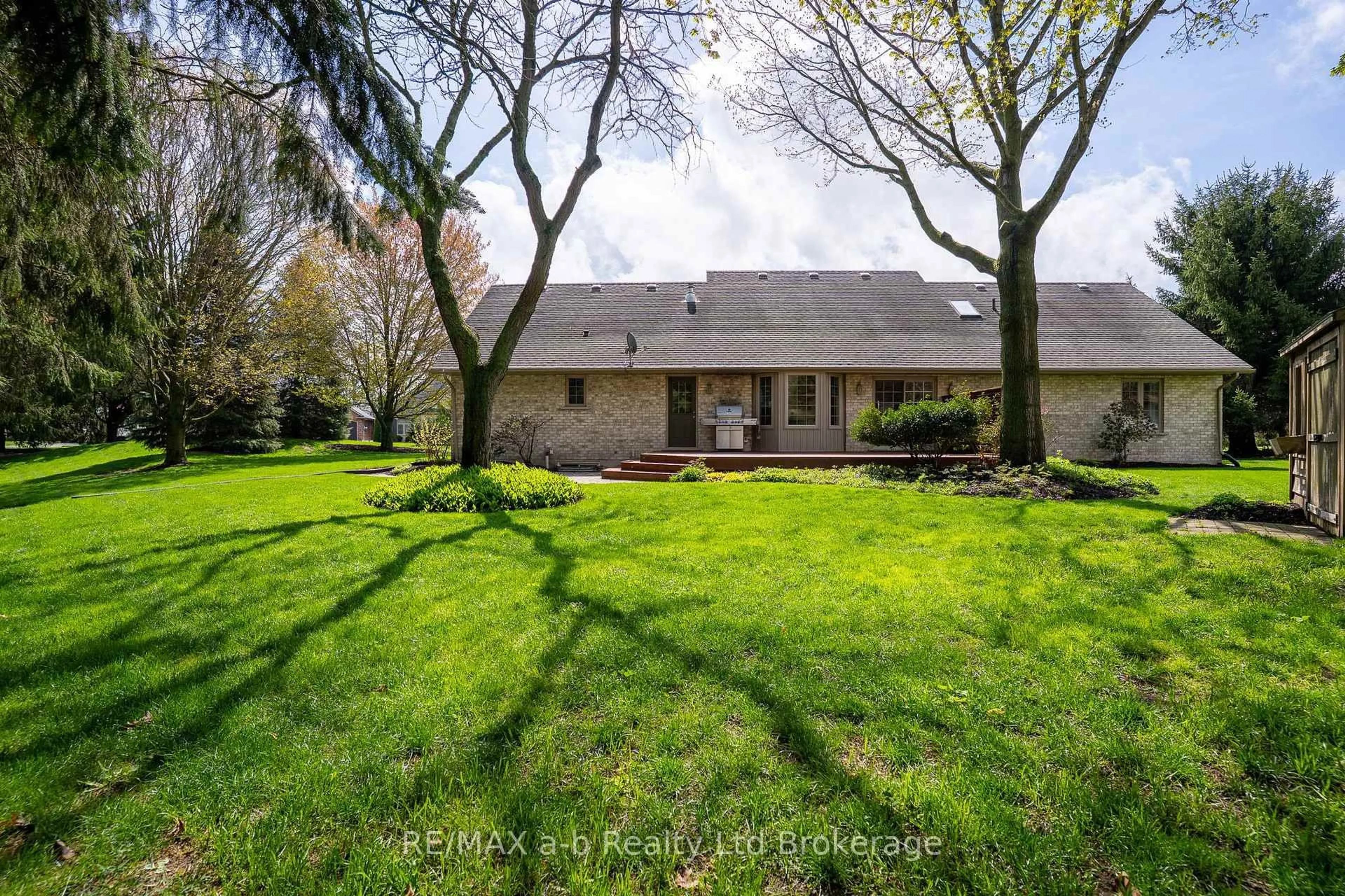 A pic from outside/outdoor area/front of a property/back of a property/a pic from drone, street for 4 Otterview Dr, Norwich Ontario N0J 1R0