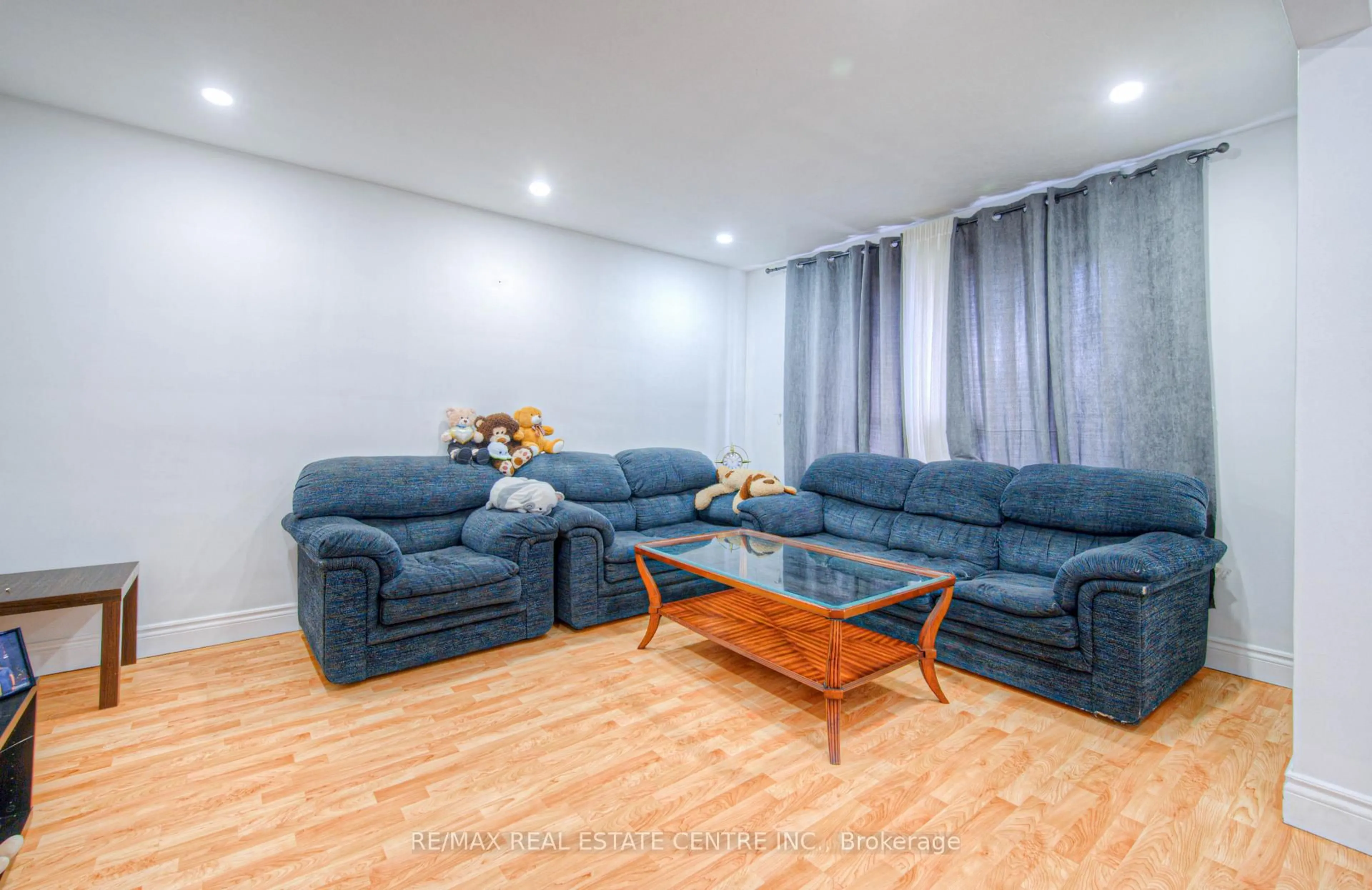 Living room with furniture, unknown for 523 Dunbar Rd, Cambridge Ontario N3H 2T3