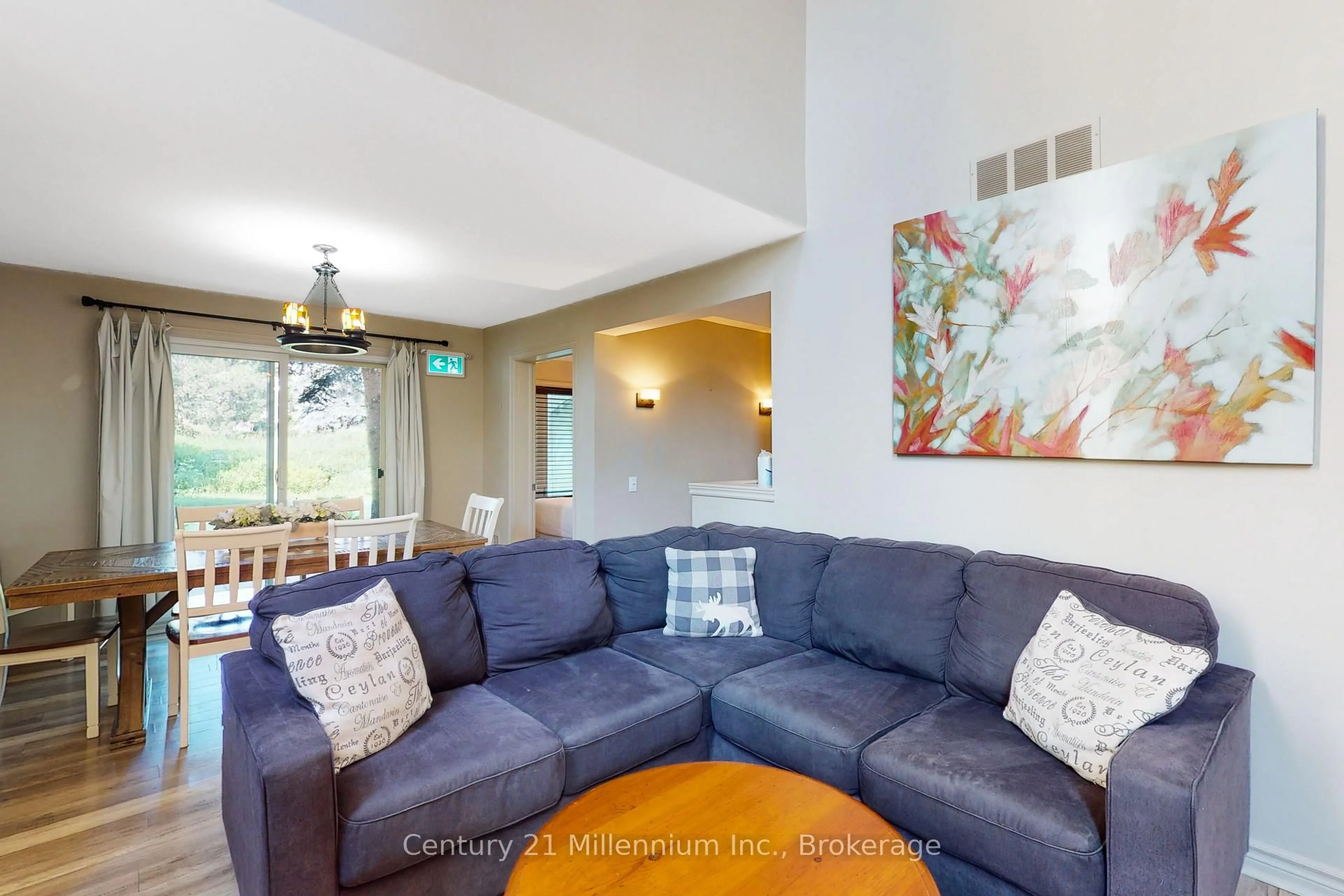 Living room with furniture, unknown for 110 Fairway Crt #105, Blue Mountains Ontario L9Y 0P8