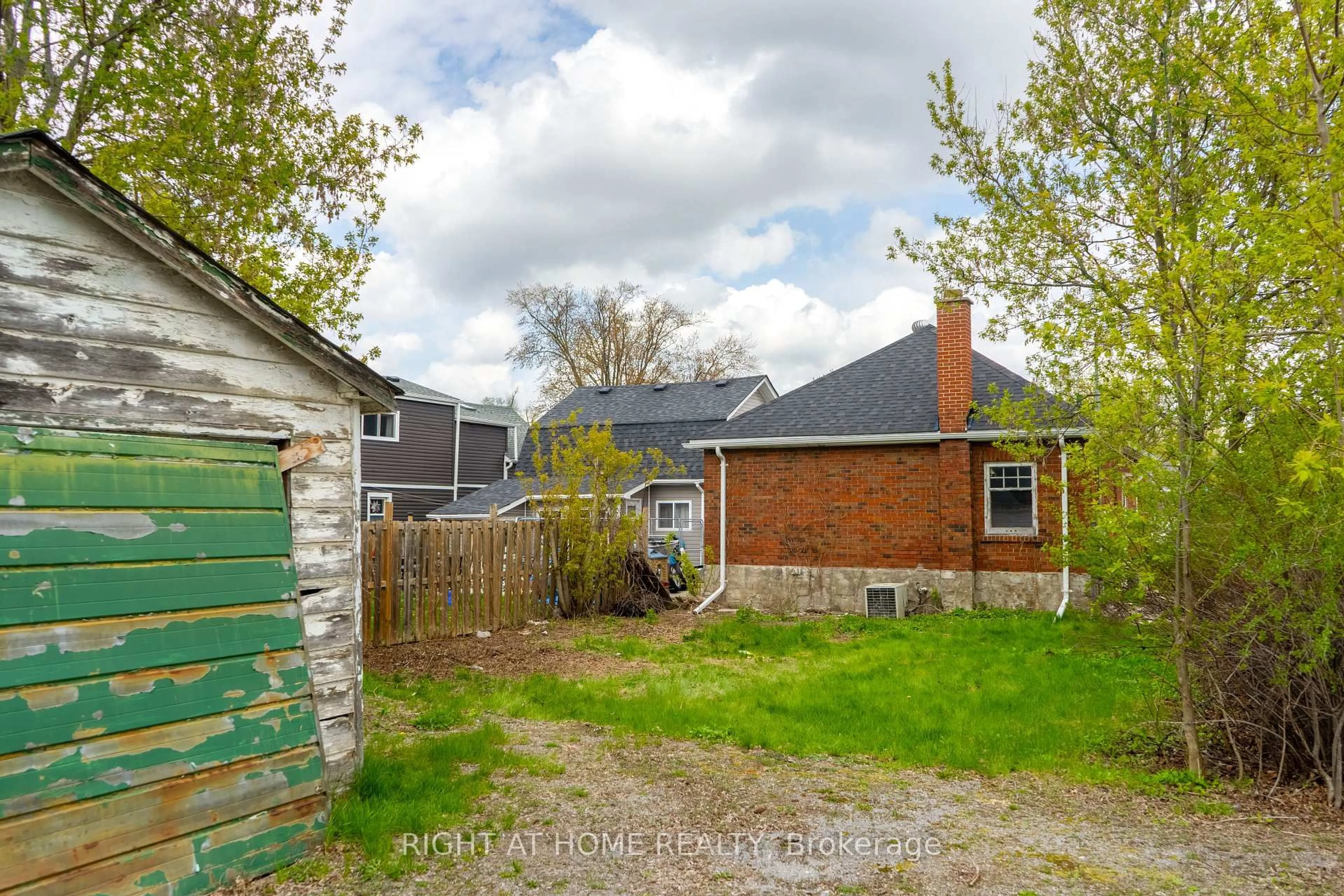 A pic from outside/outdoor area/front of a property/back of a property/a pic from drone, street for 727 Payne St, Peterborough Ontario K9J 2Z9