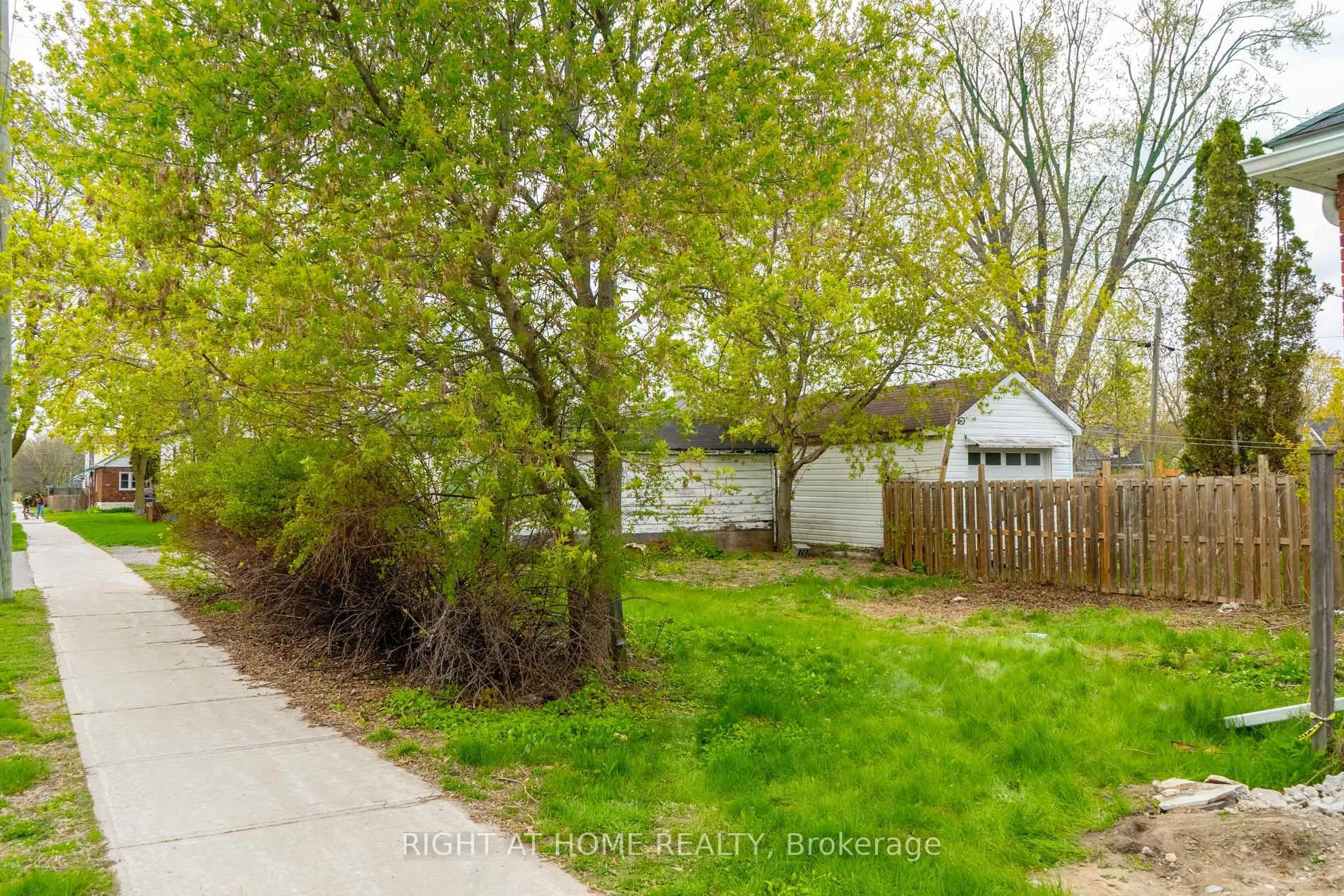 A pic from outside/outdoor area/front of a property/back of a property/a pic from drone, street for 727 Payne St, Peterborough Ontario K9J 2Z9