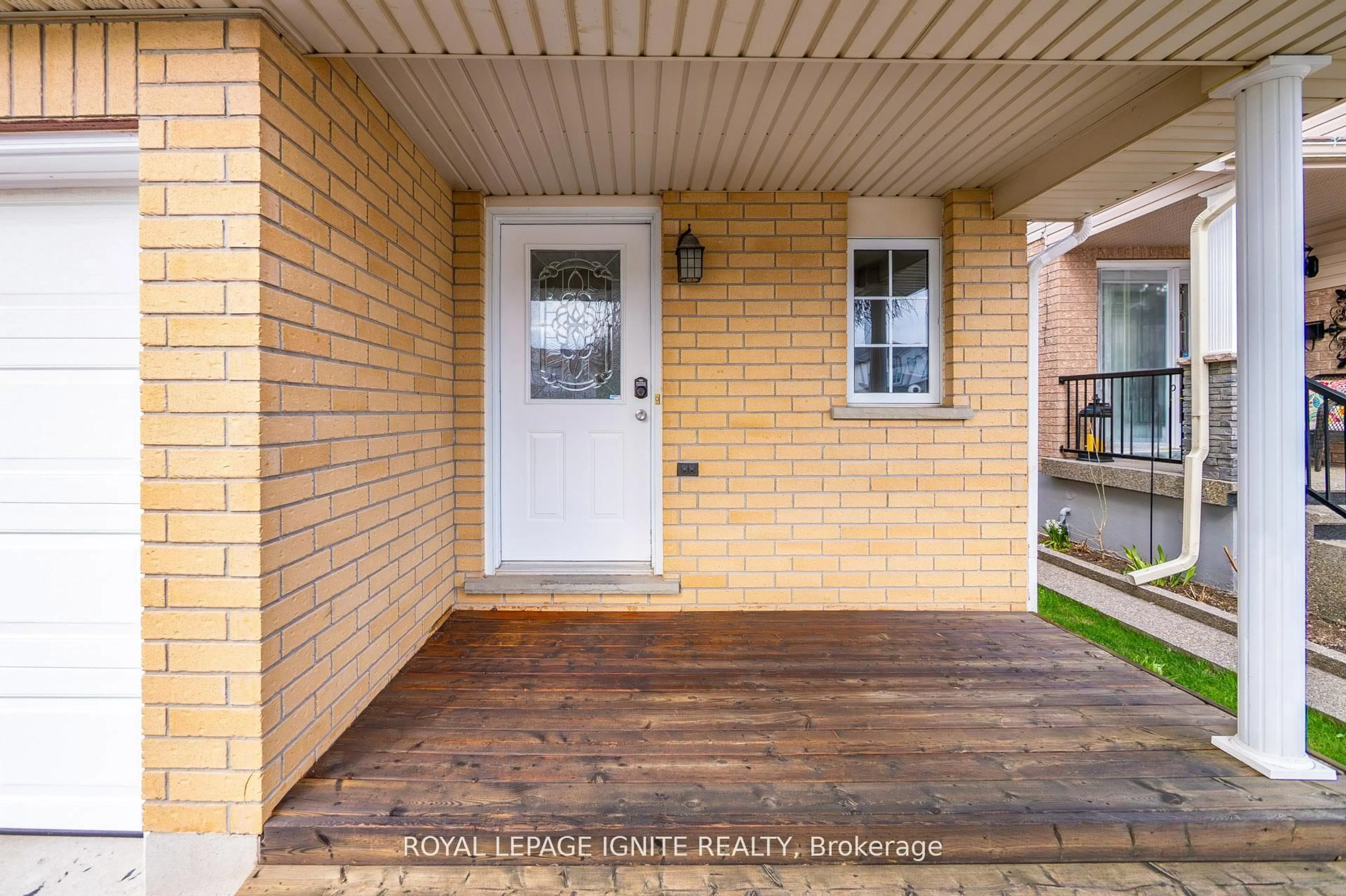 Indoor entryway for 30 Bridlewreath St, Kitchener Ontario N2E 3V5