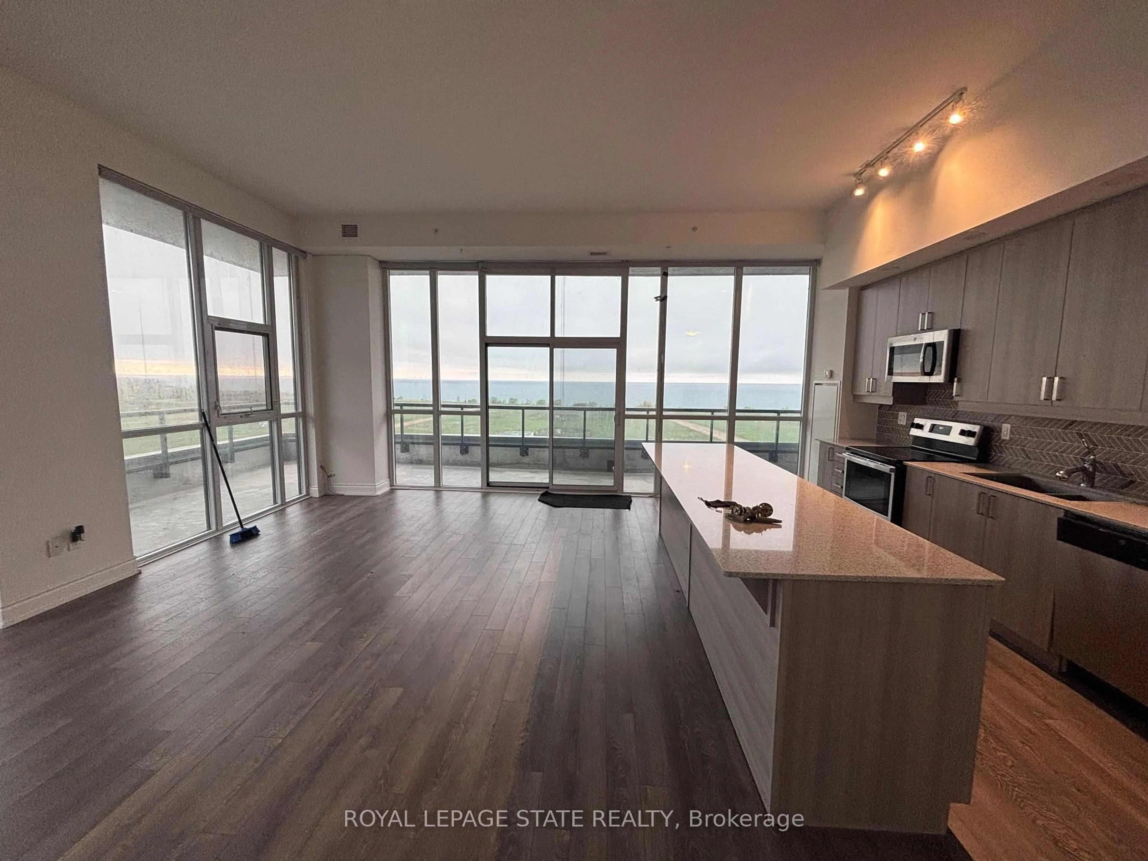 Open concept kitchen, wood/laminate floor for 550 North Service Rd #905, Grimsby Ontario L3M 0H9