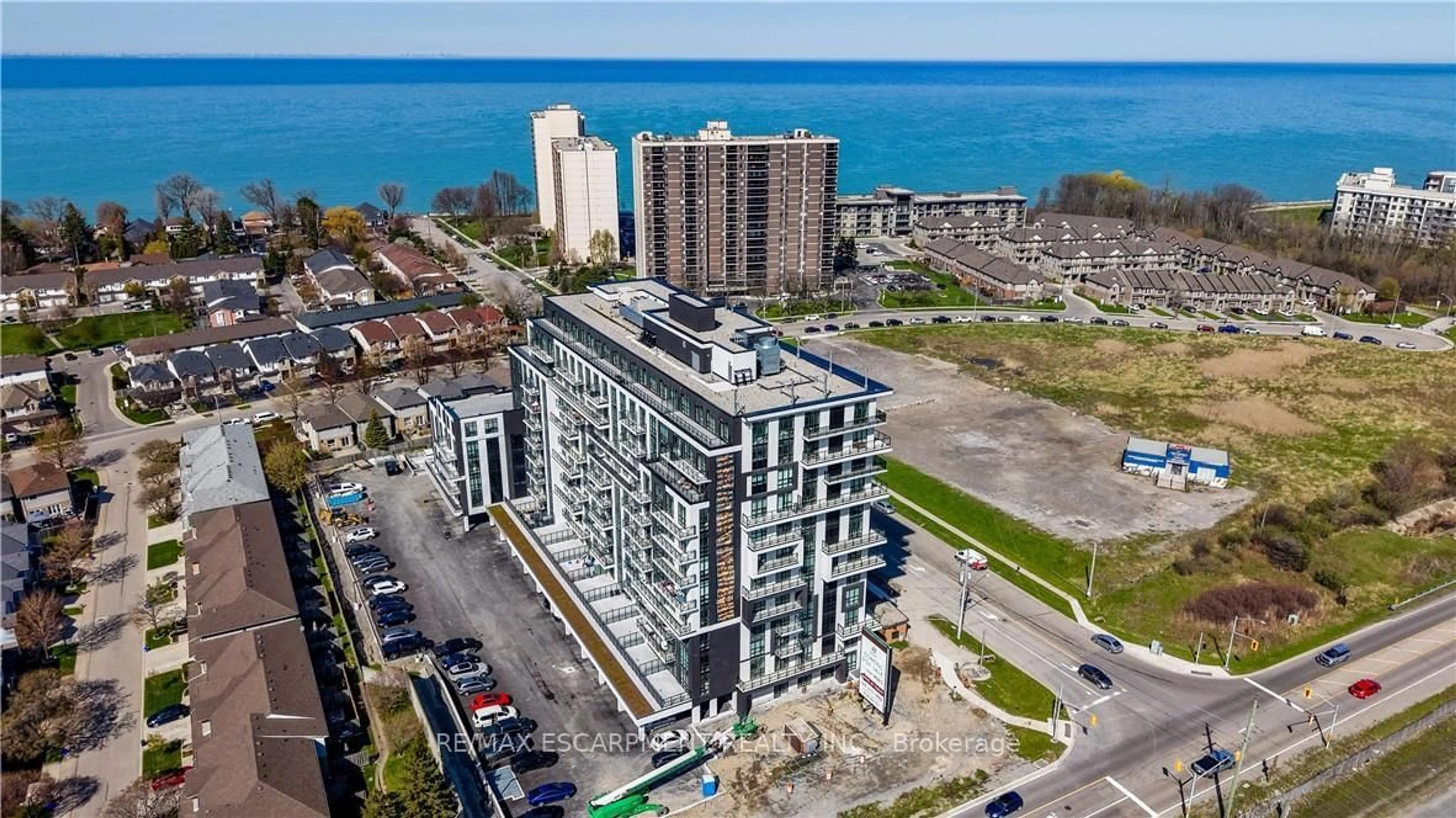 A pic from outside/outdoor area/front of a property/back of a property/a pic from drone, building for 461 Green Rd #P1203, Hamilton Ontario L8E 5B4