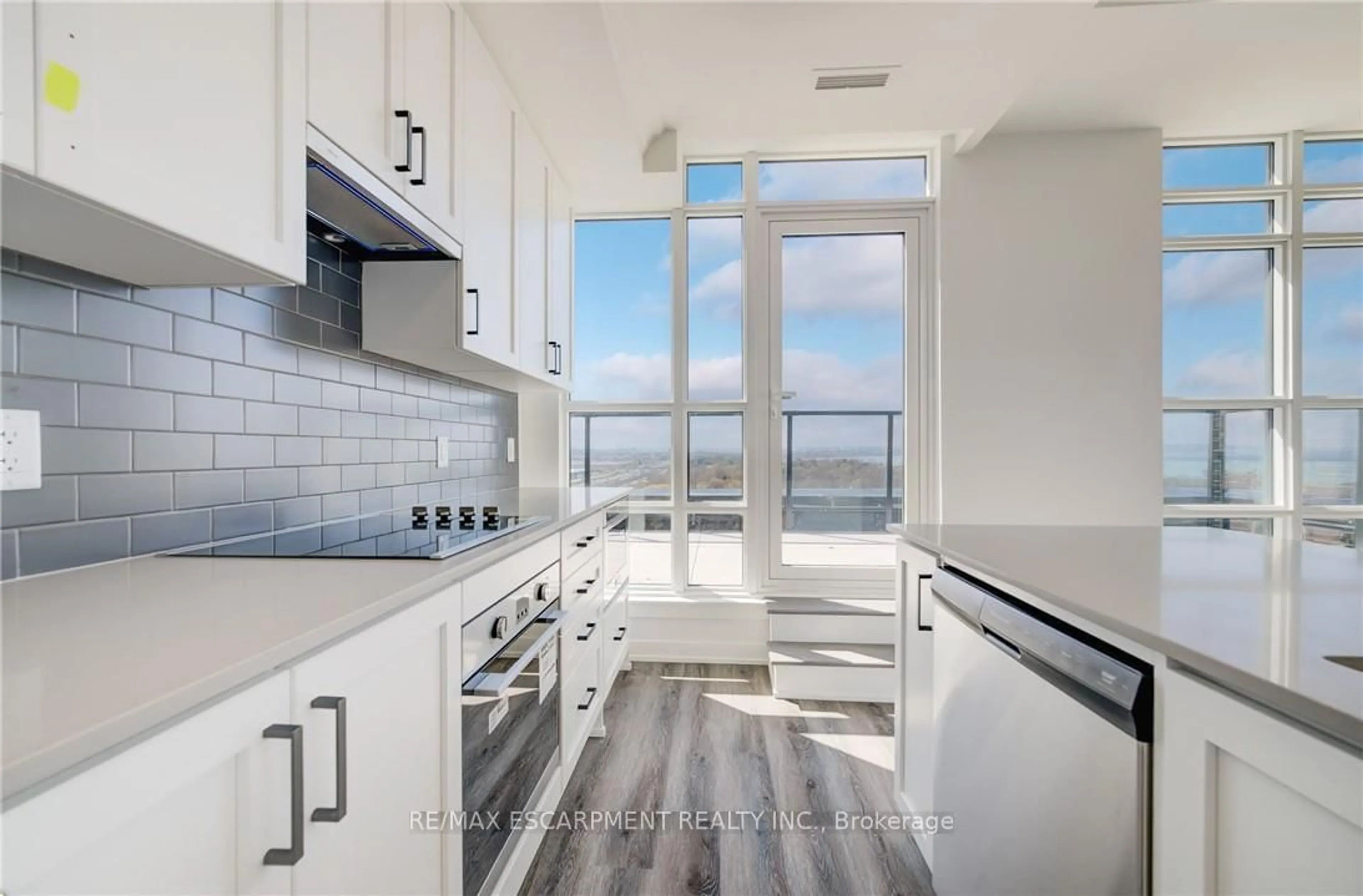 Contemporary kitchen, unknown for 461 Green Rd #P1203, Hamilton Ontario L8E 5B4