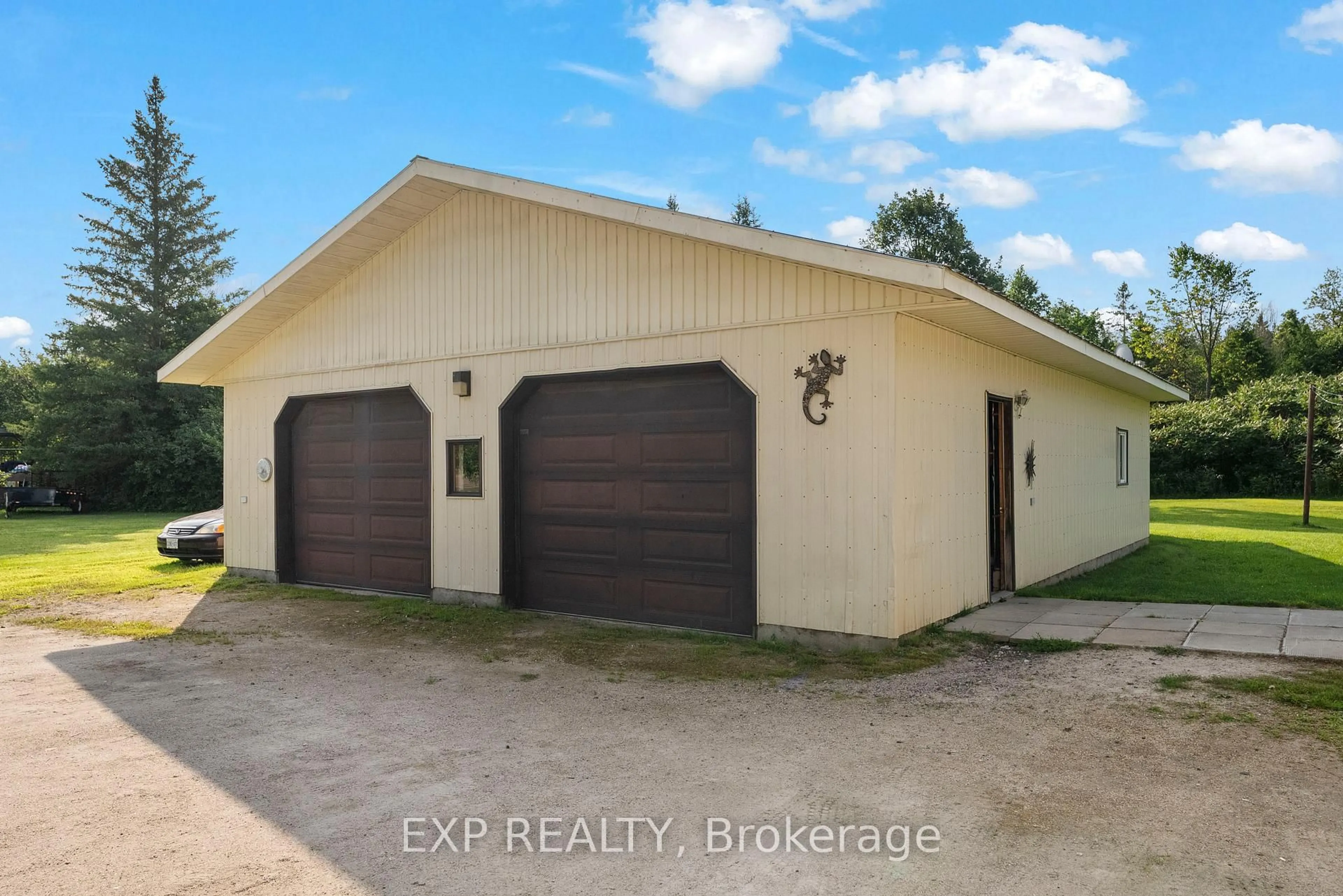Indoor garage for 2427 LOCHWINNOCH Rd, Renfrew Ontario K7V 3Z4
