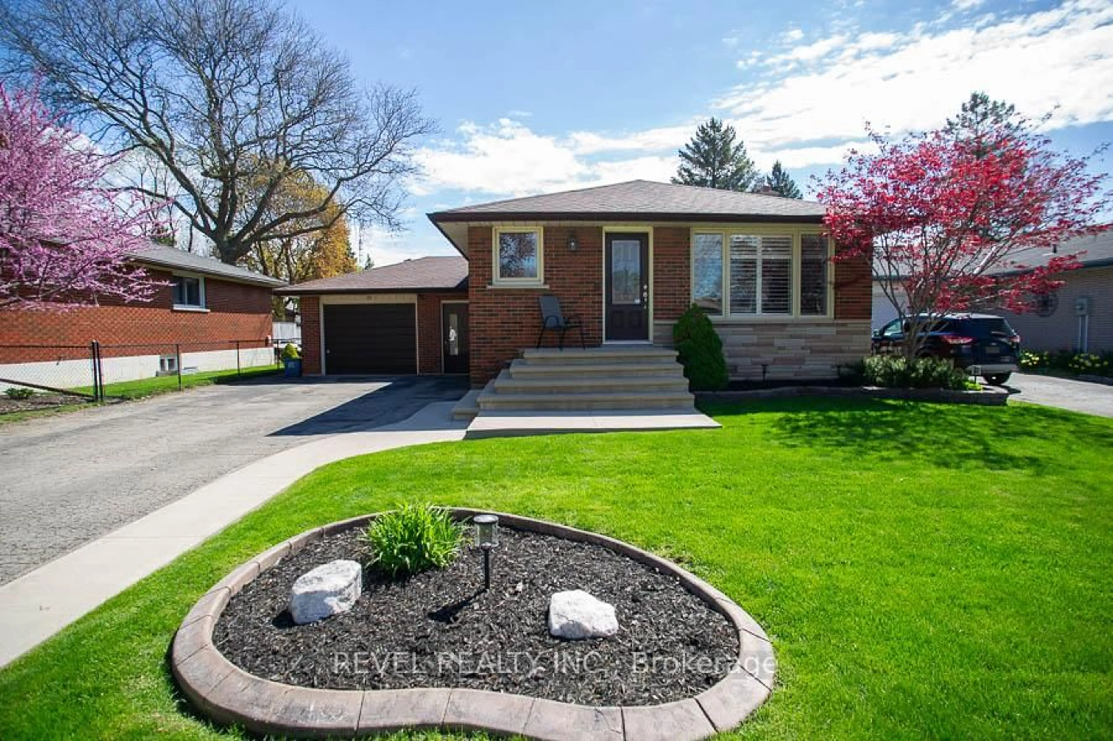 Home with brick exterior material, street for 59 Wiltshire Dr, Brantford Ontario N3R 5B1
