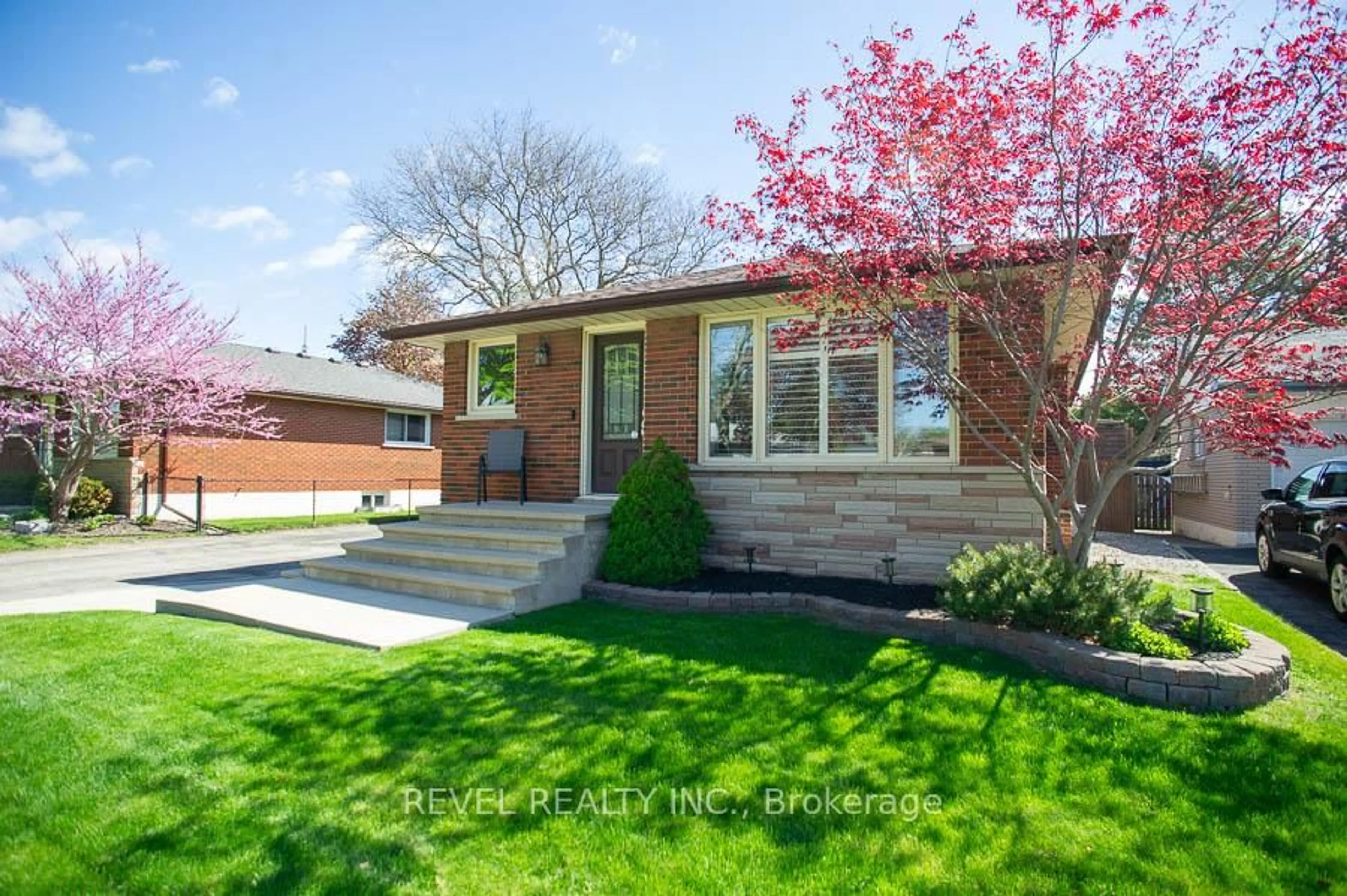 Home with brick exterior material, street for 59 Wiltshire Dr, Brantford Ontario N3R 5B1