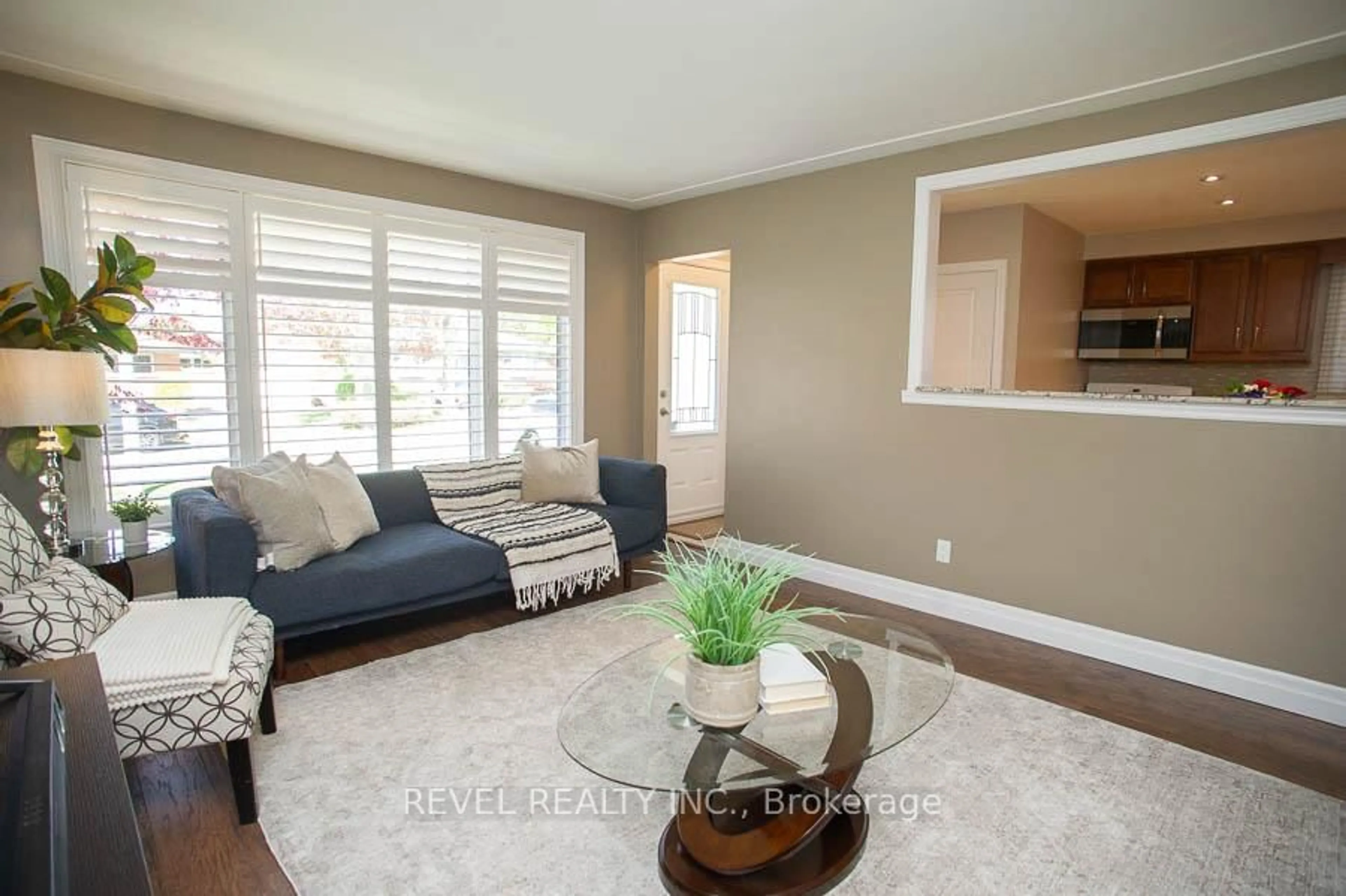 Living room with furniture, unknown for 59 Wiltshire Dr, Brantford Ontario N3R 5B1